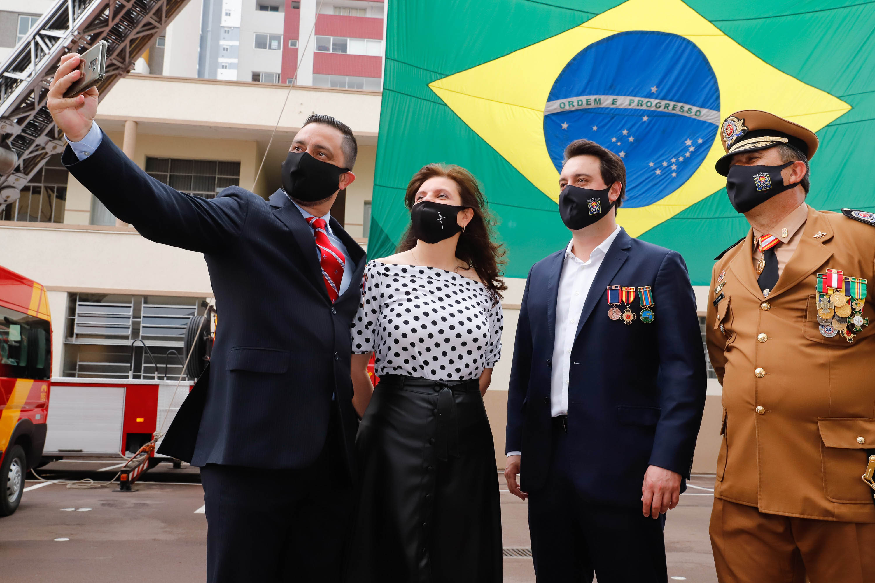 O governador Carlos Massa Ratinho Junior participou nesta quinta-feira (8) da comemoração dos 108 anos do Corpo de Bombeiros do Paraná. Na cerimônia, realizada no Quartel do Comando-Geral, em Curitiba, ele entregou à corporação 15 novas viaturas, incluindo quatro caminhões autobomba tanque. O investimento nos veículos foi de cerca de R$ 4,5 milhões.