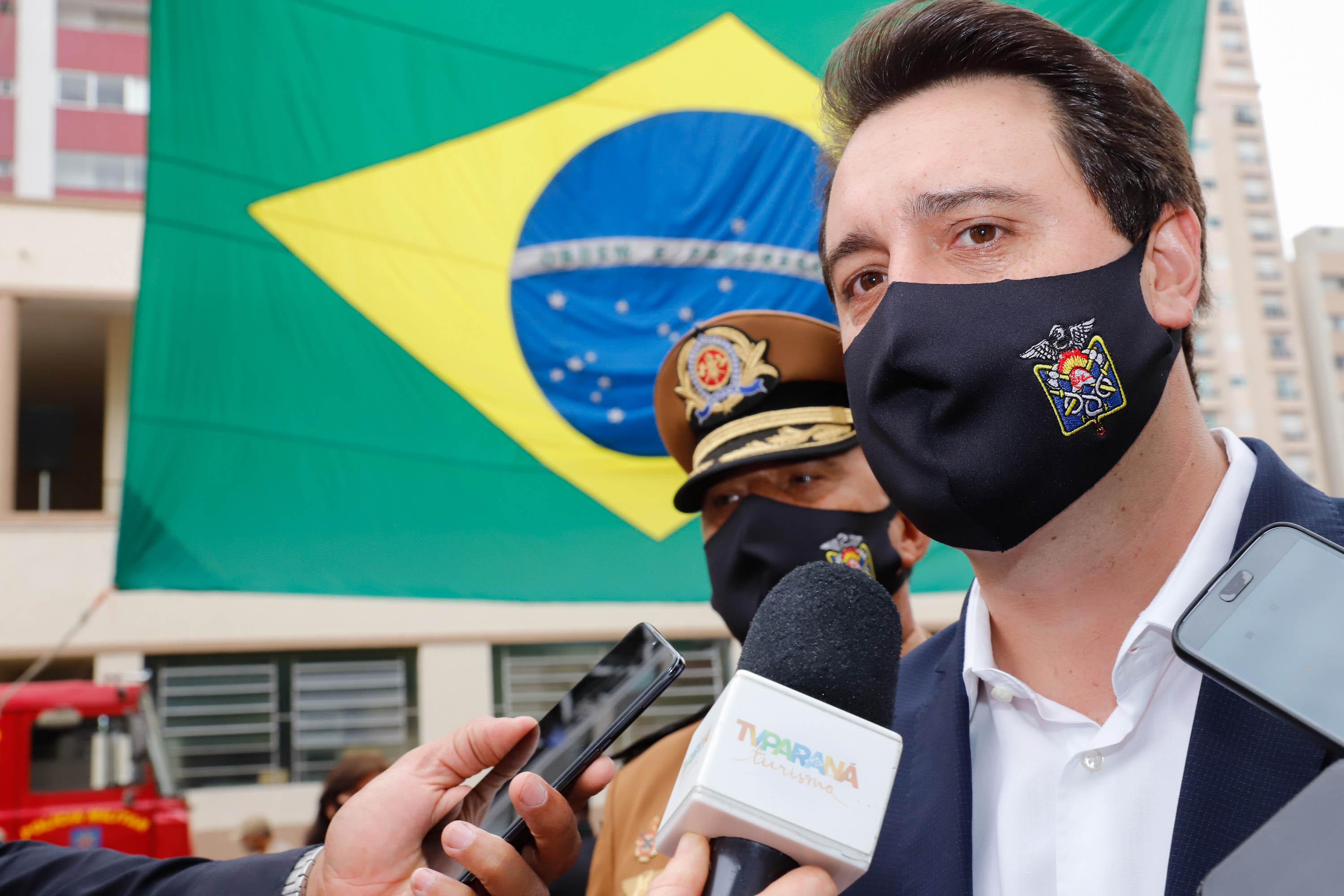 O governador Carlos Massa Ratinho Junior participou nesta quinta-feira (8) da comemoração dos 108 anos do Corpo de Bombeiros do Paraná. Na cerimônia, realizada no Quartel do Comando-Geral, em Curitiba, ele entregou à corporação 15 novas viaturas, incluindo quatro caminhões autobomba tanque. O investimento nos veículos foi de cerca de R$ 4,5 milhões.