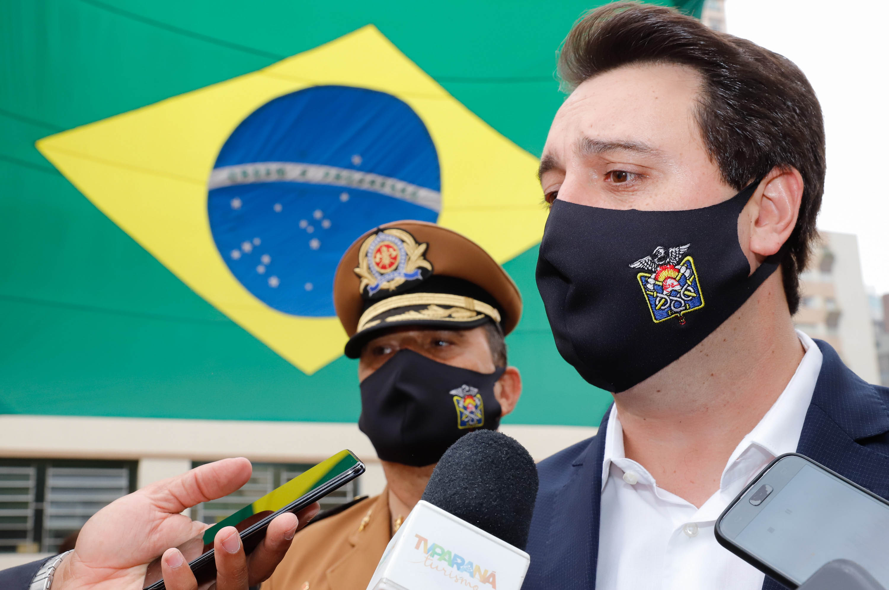O governador Carlos Massa Ratinho Junior participou nesta quinta-feira (8) da comemoração dos 108 anos do Corpo de Bombeiros do Paraná. Na cerimônia, realizada no Quartel do Comando-Geral, em Curitiba, ele entregou à corporação 15 novas viaturas, incluindo quatro caminhões autobomba tanque. O investimento nos veículos foi de cerca de R$ 4,5 milhões.