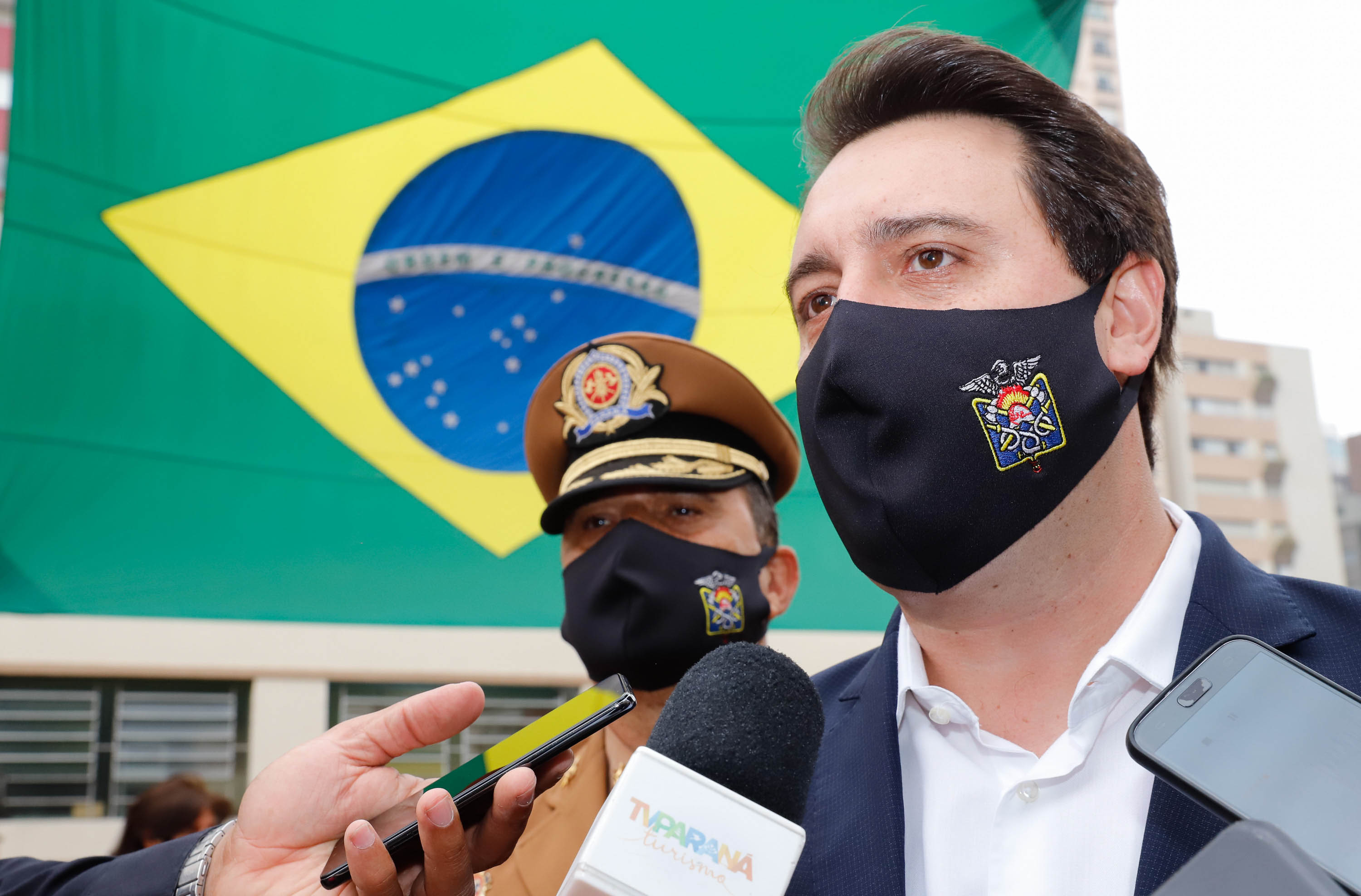 O governador Carlos Massa Ratinho Junior participou nesta quinta-feira (8) da comemoração dos 108 anos do Corpo de Bombeiros do Paraná. Na cerimônia, realizada no Quartel do Comando-Geral, em Curitiba, ele entregou à corporação 15 novas viaturas, incluindo quatro caminhões autobomba tanque. O investimento nos veículos foi de cerca de R$ 4,5 milhões.
