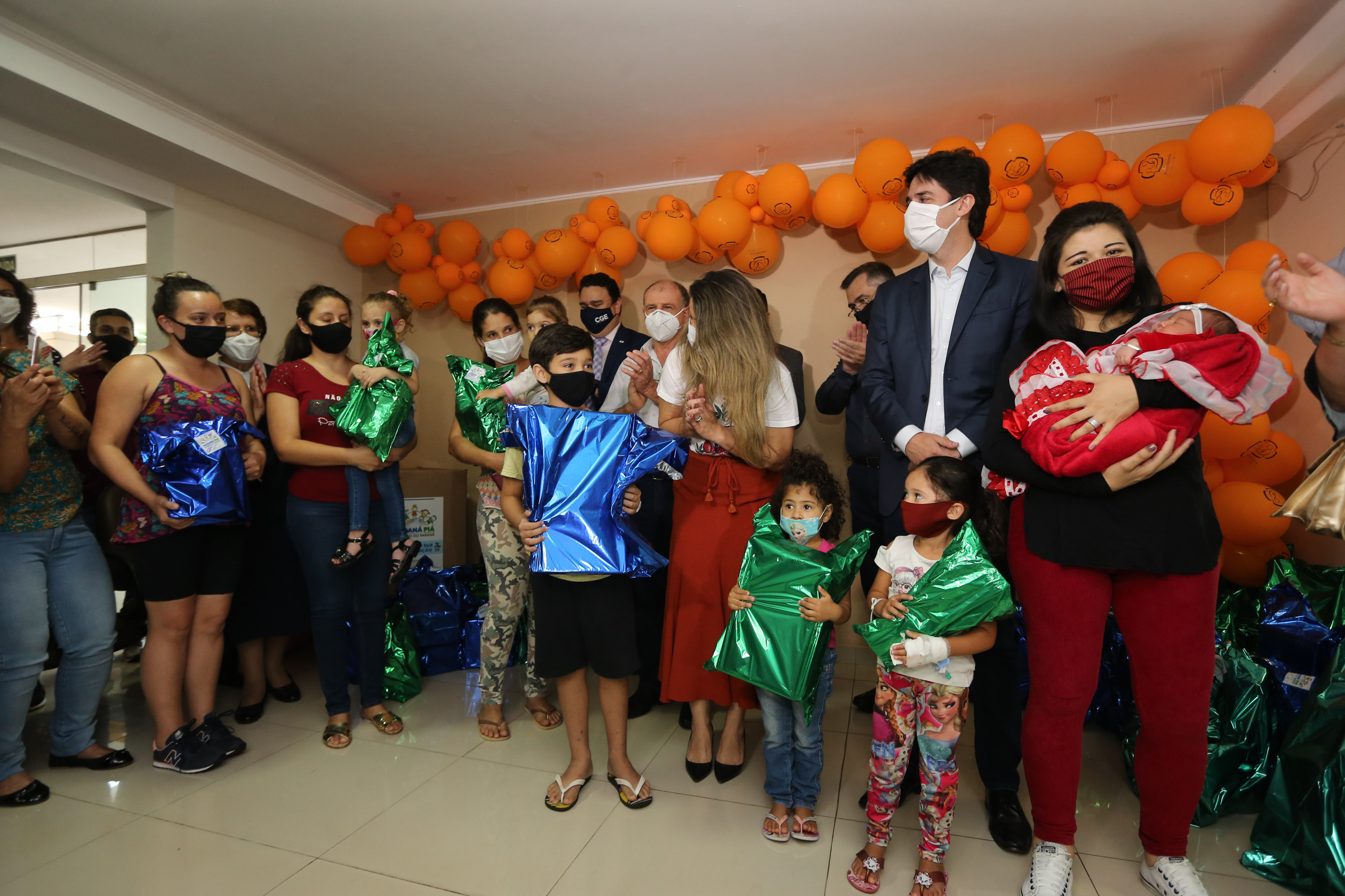 Parana Pia Encerramento da Campanha Paraná Piá, idealizada pela Primeira Dama do Estado, a Srª Luciana Saito Massa juntamente com a Superintendência Geral de Ação Solidária, no Hospital da Providencia em Apucarana, nesta quinta-feira(15).O objetivo da Campanha foi arrecadar brinquedos que foram entregues em comemoração ao dia das crianças. 15/10/2020 - Foto: Geraldo Bubniak/AEN
