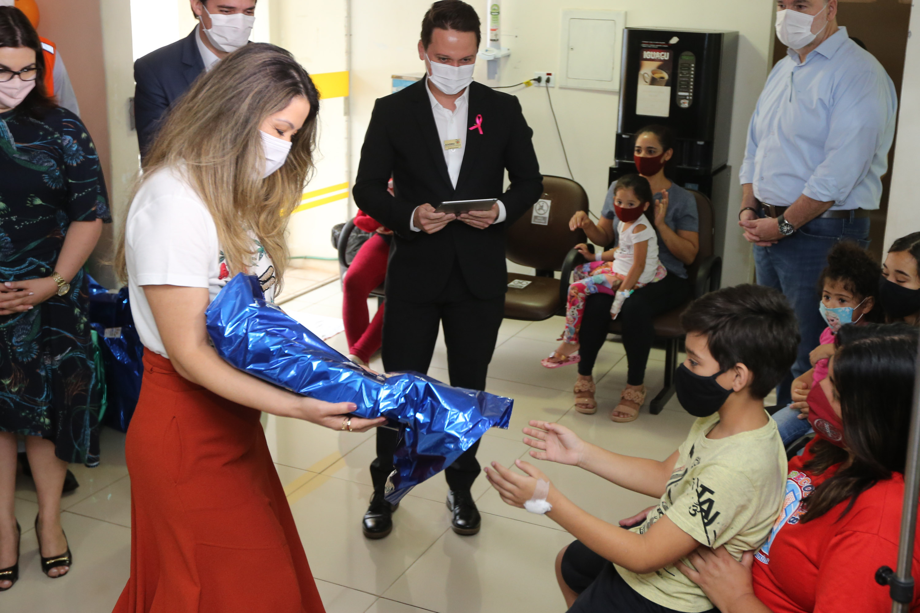 Parana Pia Encerramento da Campanha Paraná Piá, idealizada pela Primeira Dama do Estado, a Srª Luciana Saito Massa juntamente com a Superintendência Geral de Ação Solidária, no Hospital da Providencia em Apucarana, nesta quinta-feira(15).O objetivo da Campanha foi arrecadar brinquedos que foram entregues em comemoração ao dia das crianças. 15/10/2020 - Foto: Geraldo Bubniak/AEN