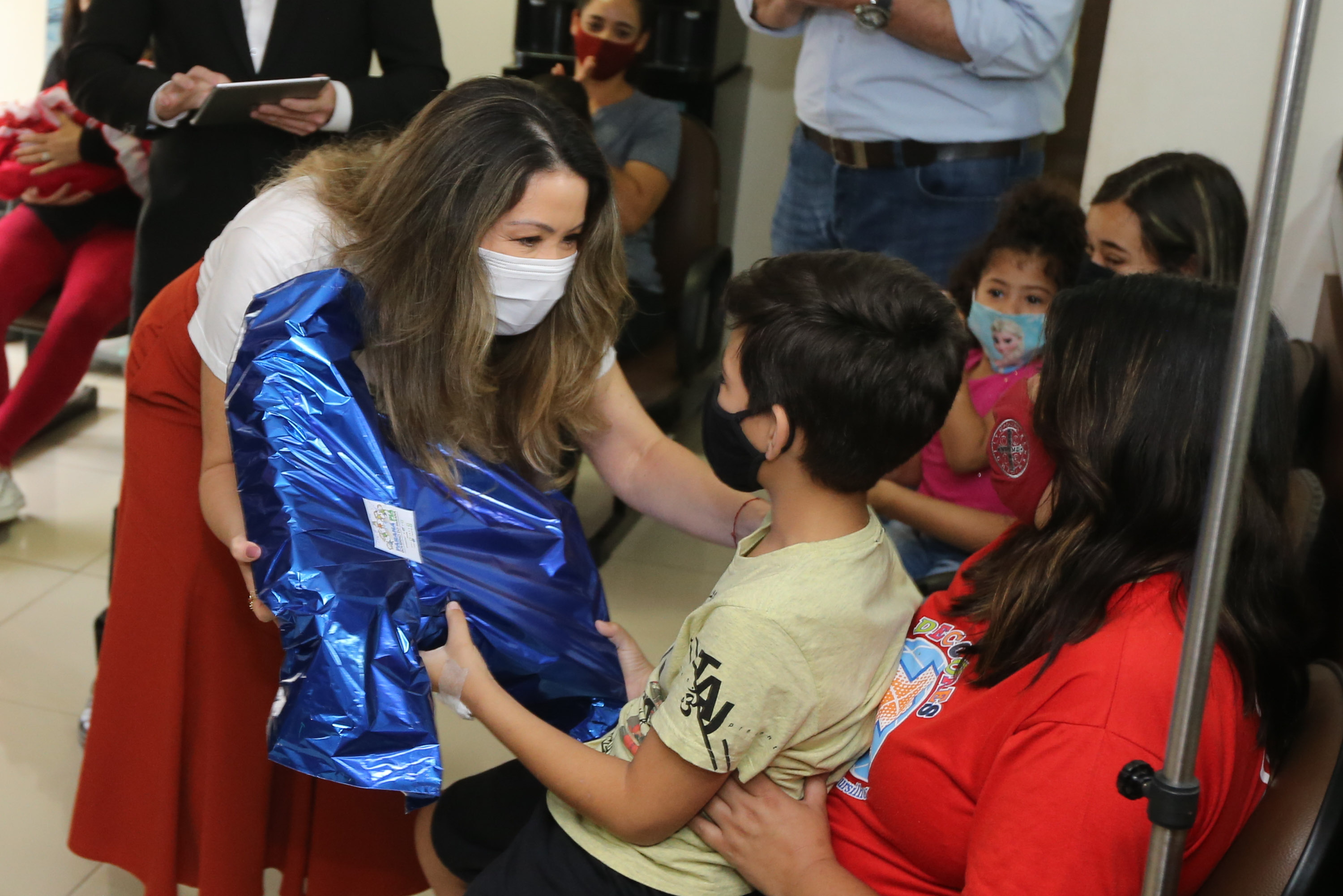 Parana Pia Encerramento da Campanha Paraná Piá, idealizada pela Primeira Dama do Estado, a Srª Luciana Saito Massa juntamente com a Superintendência Geral de Ação Solidária, no Hospital da Providencia em Apucarana, nesta quinta-feira(15).O objetivo da Campanha foi arrecadar brinquedos que foram entregues em comemoração ao dia das crianças. 15/10/2020 - Foto: Geraldo Bubniak/AEN