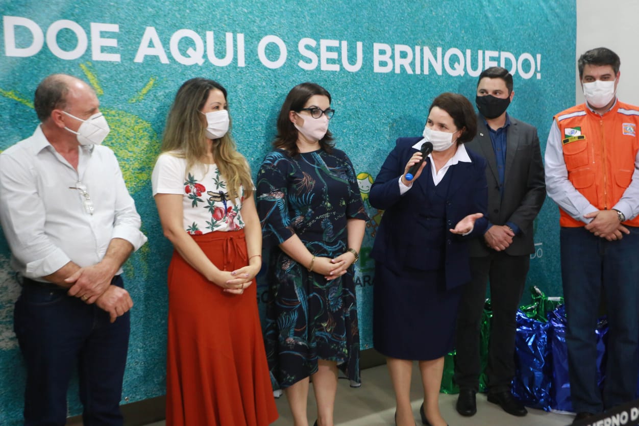 A campanha Paraná Piá terminou nesta quinta-feira (15) com uma entrega simbólica de 250 brinquedos para crianças internadas no Hospital da Providência em Apucarana, no Vale do Ivaí. A iniciativa, liderada pela primeira-dama Luciana Saito Massa, e pela Superintendência Geral de Ação Solidária (SGAS), do Governo do Estado, arrecadou mais de 15 mil brinquedos novos ou usados para celebrar o Dia das Crianças. Foto: Valdelino Pontes