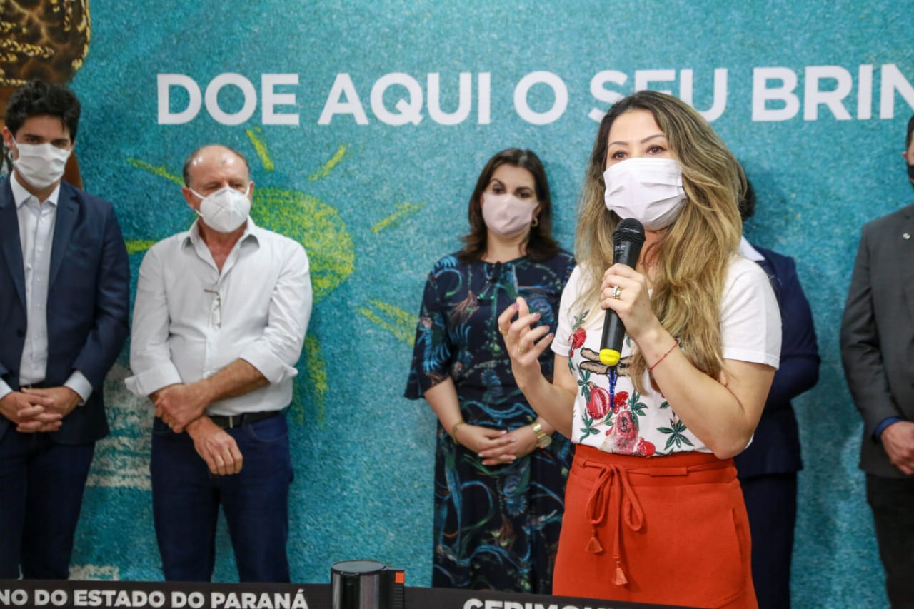 A campanha Paraná Piá terminou nesta quinta-feira (15) com uma entrega simbólica de 250 brinquedos para crianças internadas no Hospital da Providência em Apucarana, no Vale do Ivaí. A iniciativa, liderada pela primeira-dama Luciana Saito Massa, e pela Superintendência Geral de Ação Solidária (SGAS), do Governo do Estado, arrecadou mais de 15 mil brinquedos novos ou usados para celebrar o Dia das Crianças. Foto: Valdelino Pontes