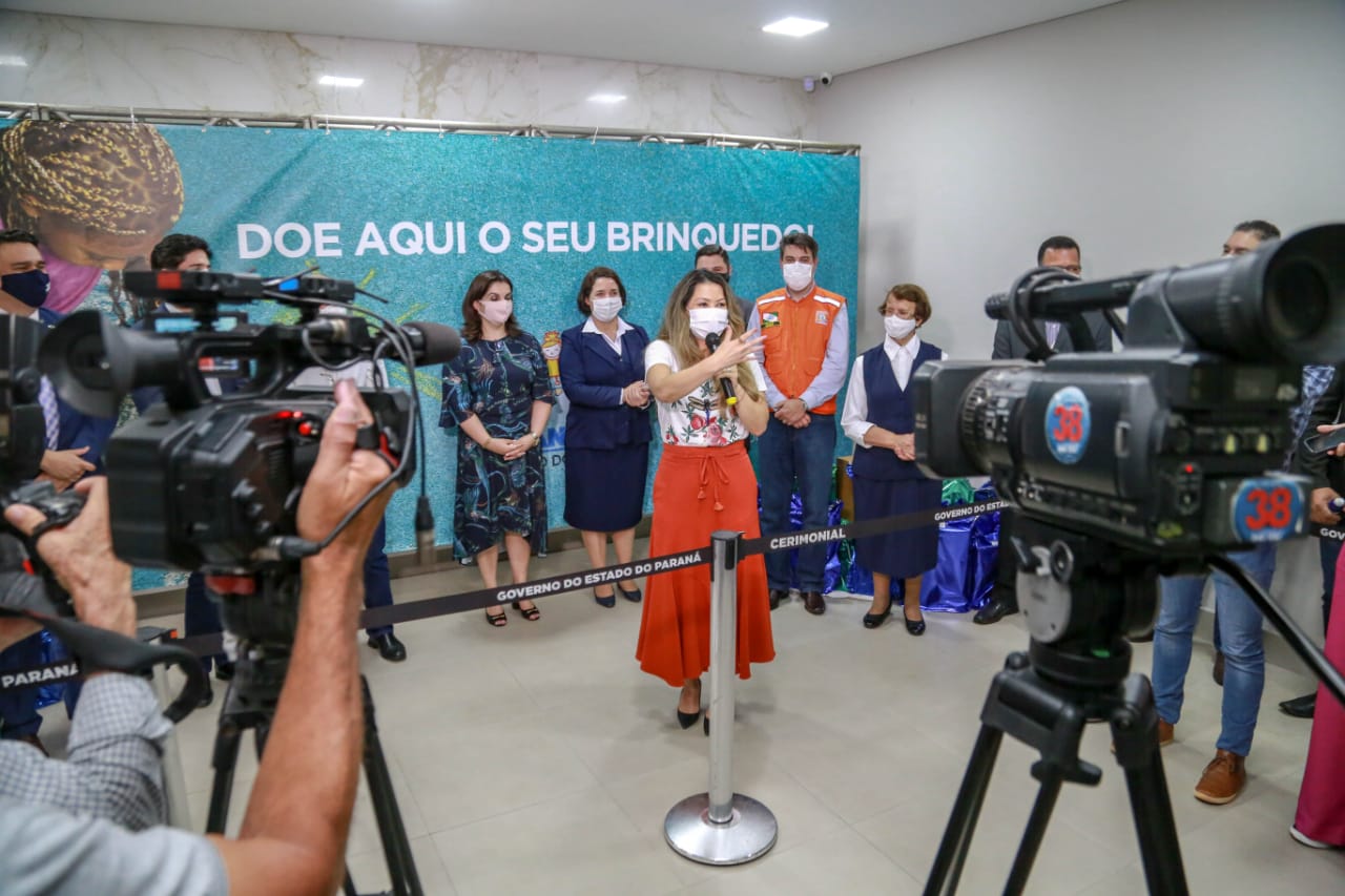 A campanha Paraná Piá terminou nesta quinta-feira (15) com uma entrega simbólica de 250 brinquedos para crianças internadas no Hospital da Providência em Apucarana, no Vale do Ivaí. A iniciativa, liderada pela primeira-dama Luciana Saito Massa, e pela Superintendência Geral de Ação Solidária (SGAS), do Governo do Estado, arrecadou mais de 15 mil brinquedos novos ou usados para celebrar o Dia das Crianças. Foto: Valdelino Pontes