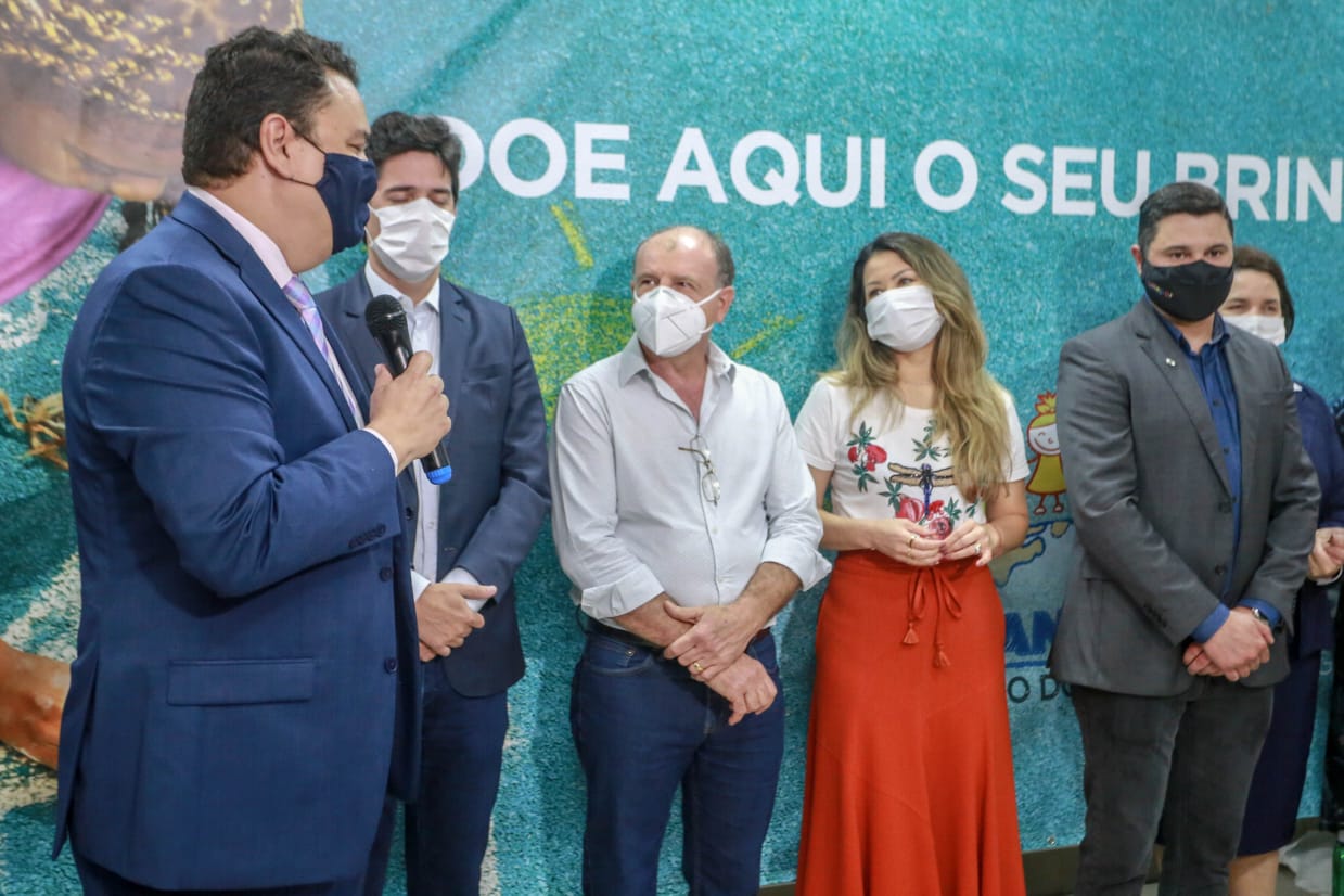 A campanha Paraná Piá terminou nesta quinta-feira (15) com uma entrega simbólica de 250 brinquedos para crianças internadas no Hospital da Providência em Apucarana, no Vale do Ivaí. A iniciativa, liderada pela primeira-dama Luciana Saito Massa, e pela Superintendência Geral de Ação Solidária (SGAS), do Governo do Estado, arrecadou mais de 15 mil brinquedos novos ou usados para celebrar o Dia das Crianças. Foto: Valdelino Pontes