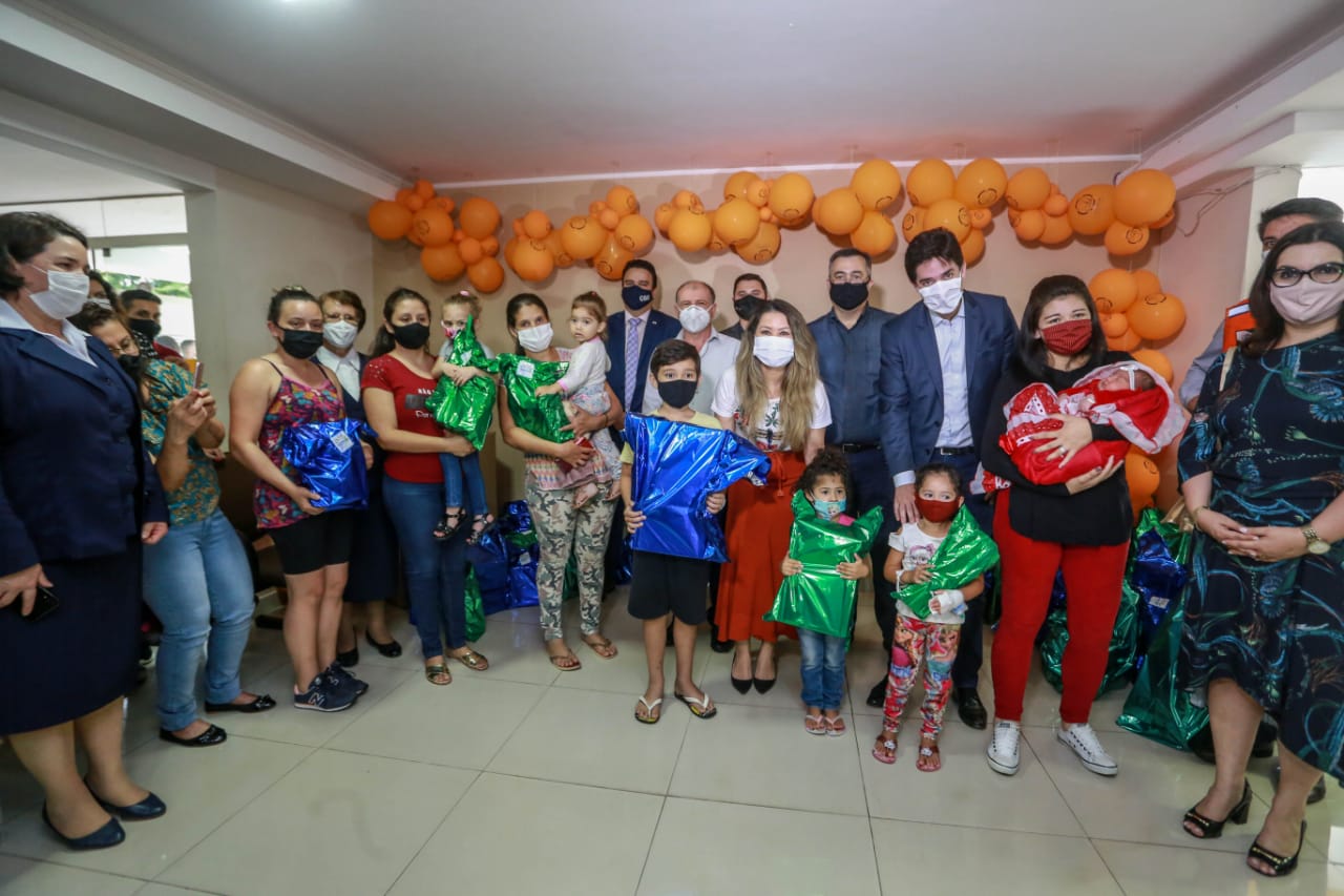 A campanha Paraná Piá terminou nesta quinta-feira (15) com uma entrega simbólica de 250 brinquedos para crianças internadas no Hospital da Providência em Apucarana, no Vale do Ivaí. A iniciativa, liderada pela primeira-dama Luciana Saito Massa, e pela Superintendência Geral de Ação Solidária (SGAS), do Governo do Estado, arrecadou mais de 15 mil brinquedos novos ou usados para celebrar o Dia das Crianças. Foto: Valdelino Pontes