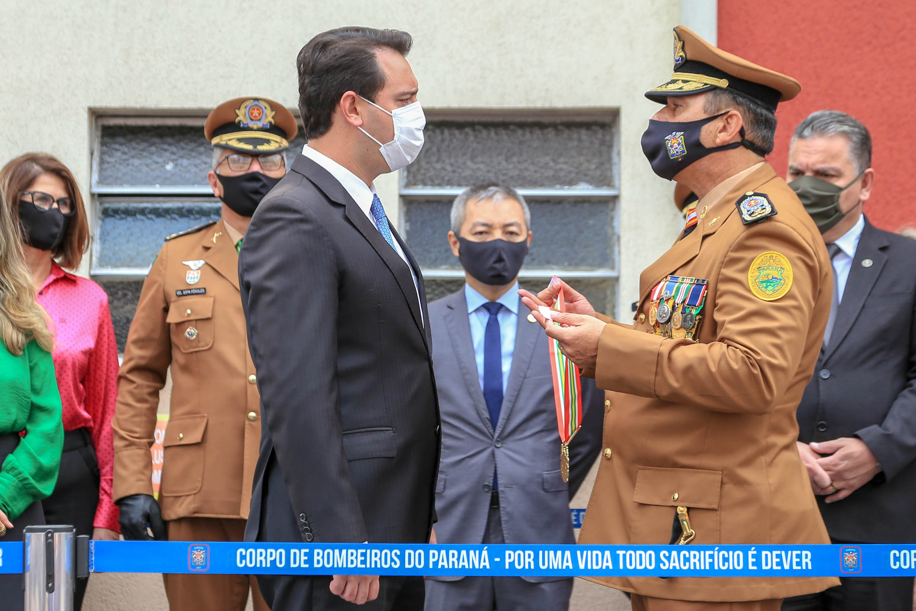 O governador Carlos Massa Ratinho Junior participou nesta sexta-feira (29) da troca do comando-geral do Corpo de Bombeiros do Paraná. Depois de dois anos como comandante, o coronel Samuel Prestes dá lugar ao coronel Gerson Gross, que até então respondia pelo comando da Academia Policial Militar do Guatupê. - Curitiba, 29/01/2021 - Foto: Valdelino Alves Pontes