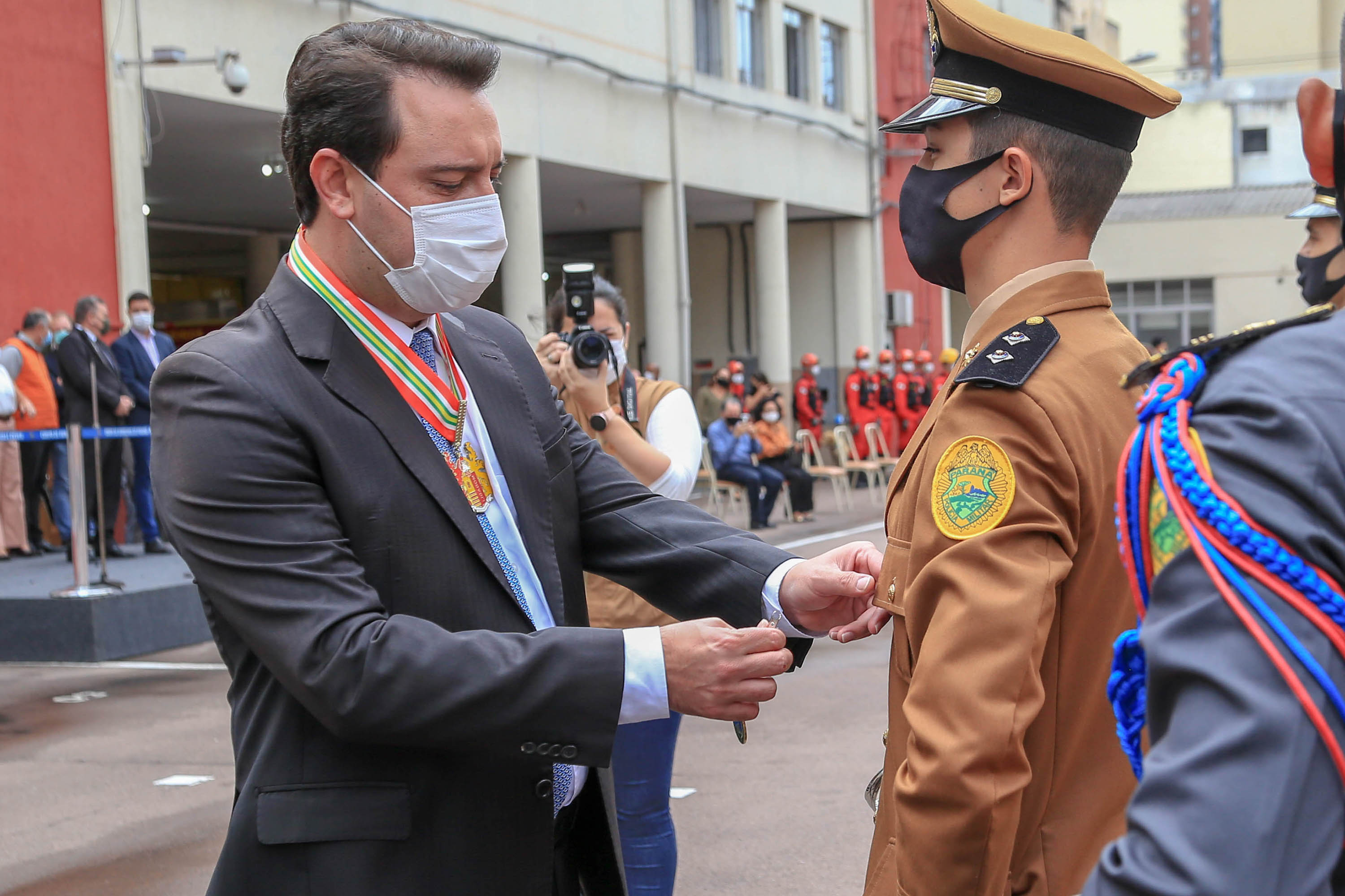 O governador Carlos Massa Ratinho Junior participou nesta sexta-feira (29) da troca do comando-geral do Corpo de Bombeiros do Paraná. Depois de dois anos como comandante, o coronel Samuel Prestes dá lugar ao coronel Gerson Gross, que até então respondia pelo comando da Academia Policial Militar do Guatupê. - Curitiba, 29/01/2021 - Foto: Valdelino Alves Pontes