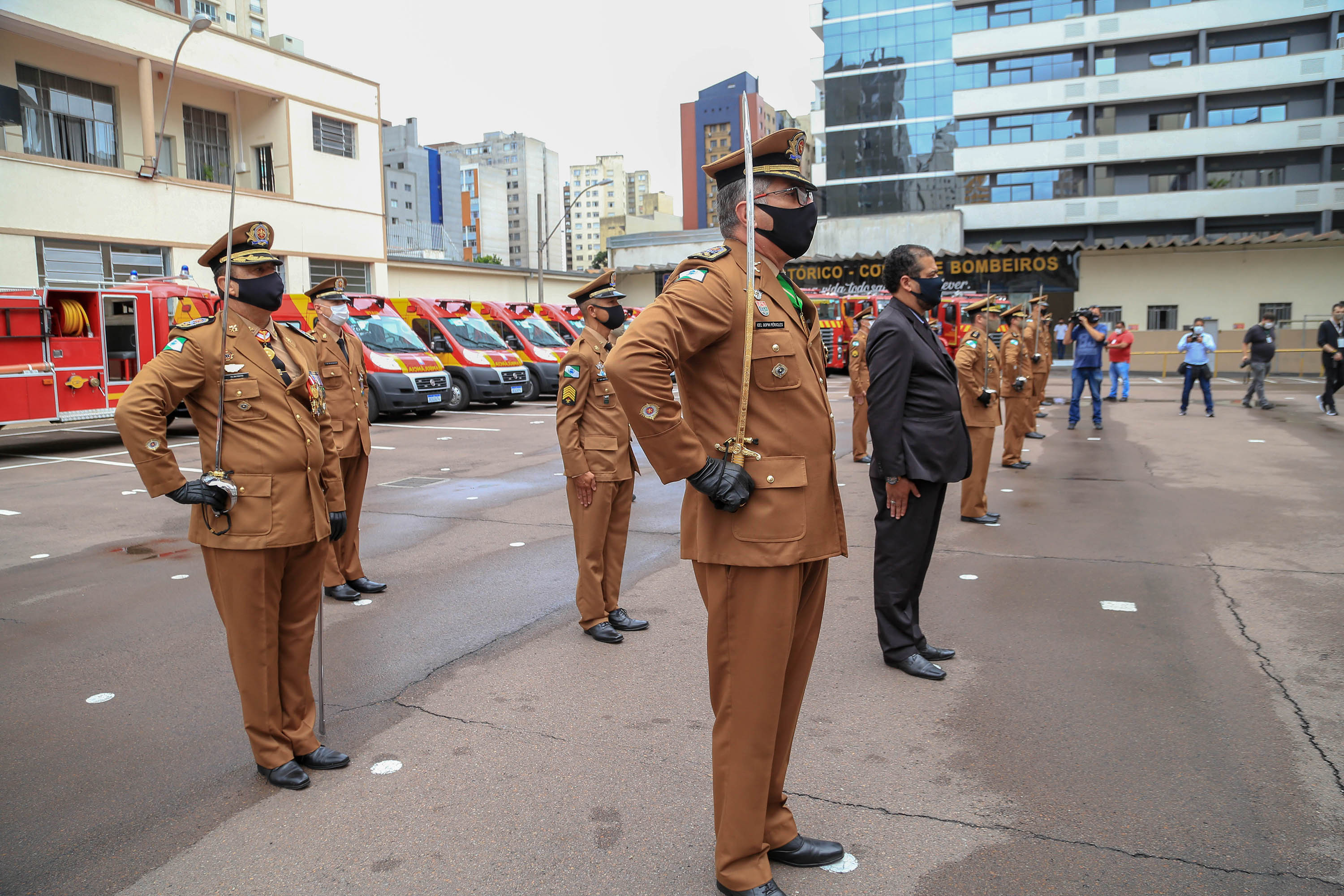 O governador Carlos Massa Ratinho Junior participou nesta sexta-feira (29) da troca do comando-geral do Corpo de Bombeiros do Paraná. Depois de dois anos como comandante, o coronel Samuel Prestes dá lugar ao coronel Gerson Gross, que até então respondia pelo comando da Academia Policial Militar do Guatupê. - Curitiba, 29/01/2021 - Foto: Valdelino Alves Pontes