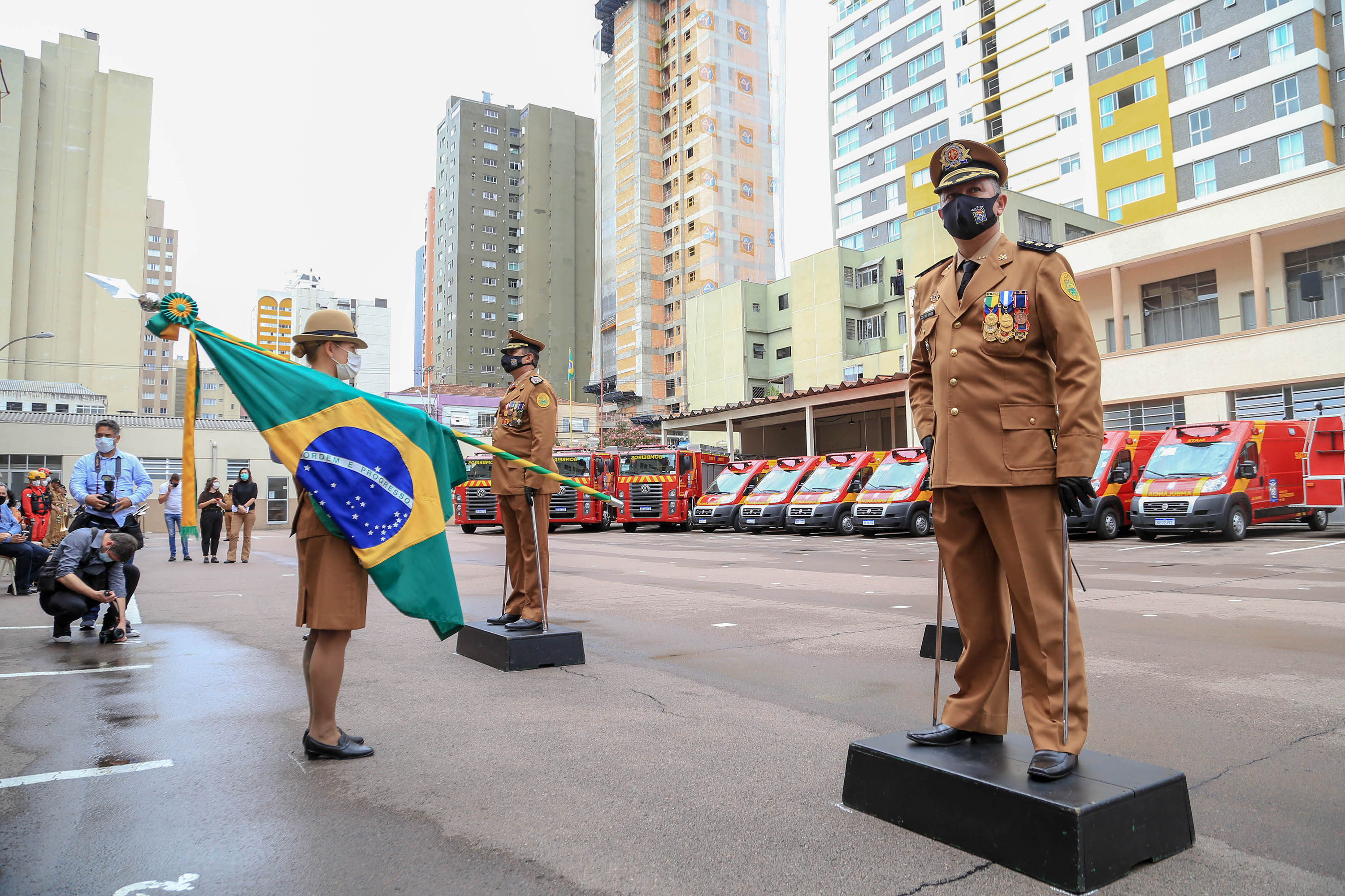 O governador Carlos Massa Ratinho Junior participou nesta sexta-feira (29) da troca do comando-geral do Corpo de Bombeiros do Paraná. Depois de dois anos como comandante, o coronel Samuel Prestes dá lugar ao coronel Gerson Gross, que até então respondia pelo comando da Academia Policial Militar do Guatupê. - Curitiba, 29/01/2021 - Foto: Valdelino Alves Pontes