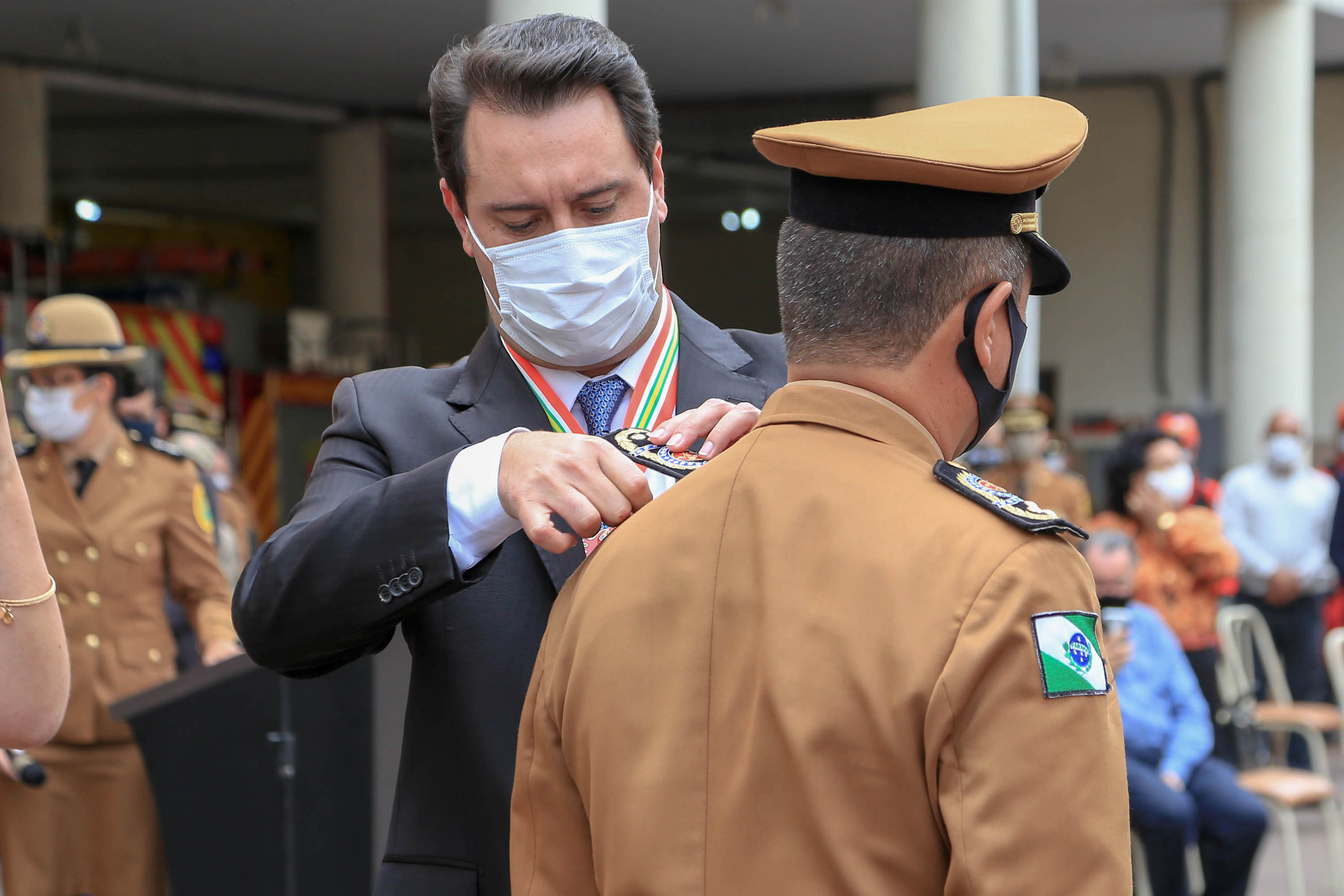 O governador Carlos Massa Ratinho Junior participou nesta sexta-feira (29) da troca do comando-geral do Corpo de Bombeiros do Paraná. Depois de dois anos como comandante, o coronel Samuel Prestes dá lugar ao coronel Gerson Gross, que até então respondia pelo comando da Academia Policial Militar do Guatupê. - Curitiba, 29/01/2021 - Foto: Valdelino Alves Pontes