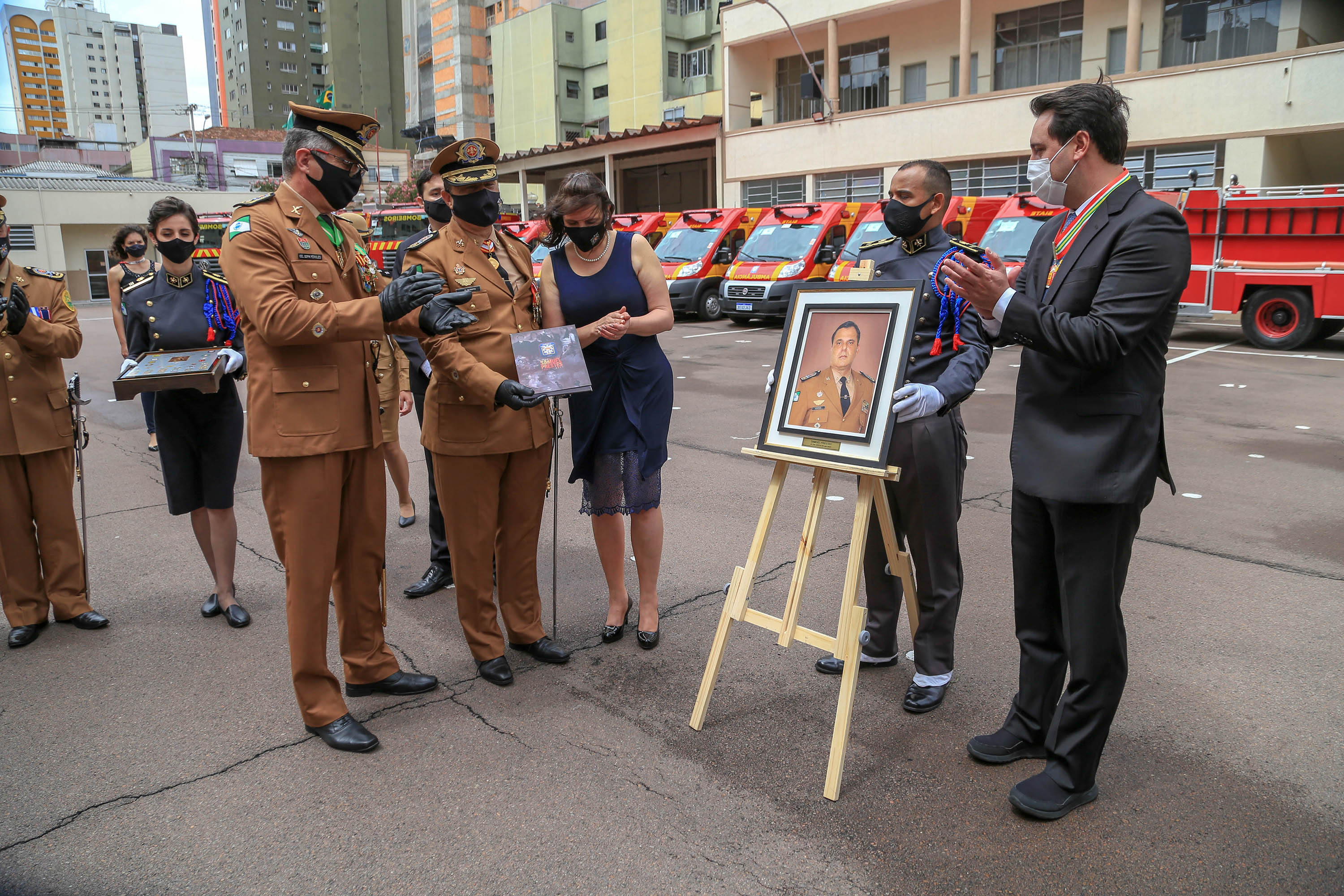O governador Carlos Massa Ratinho Junior participou nesta sexta-feira (29) da troca do comando-geral do Corpo de Bombeiros do Paraná. Depois de dois anos como comandante, o coronel Samuel Prestes dá lugar ao coronel Gerson Gross, que até então respondia pelo comando da Academia Policial Militar do Guatupê. - Curitiba, 29/01/2021 - Foto: Valdelino Alves Pontes