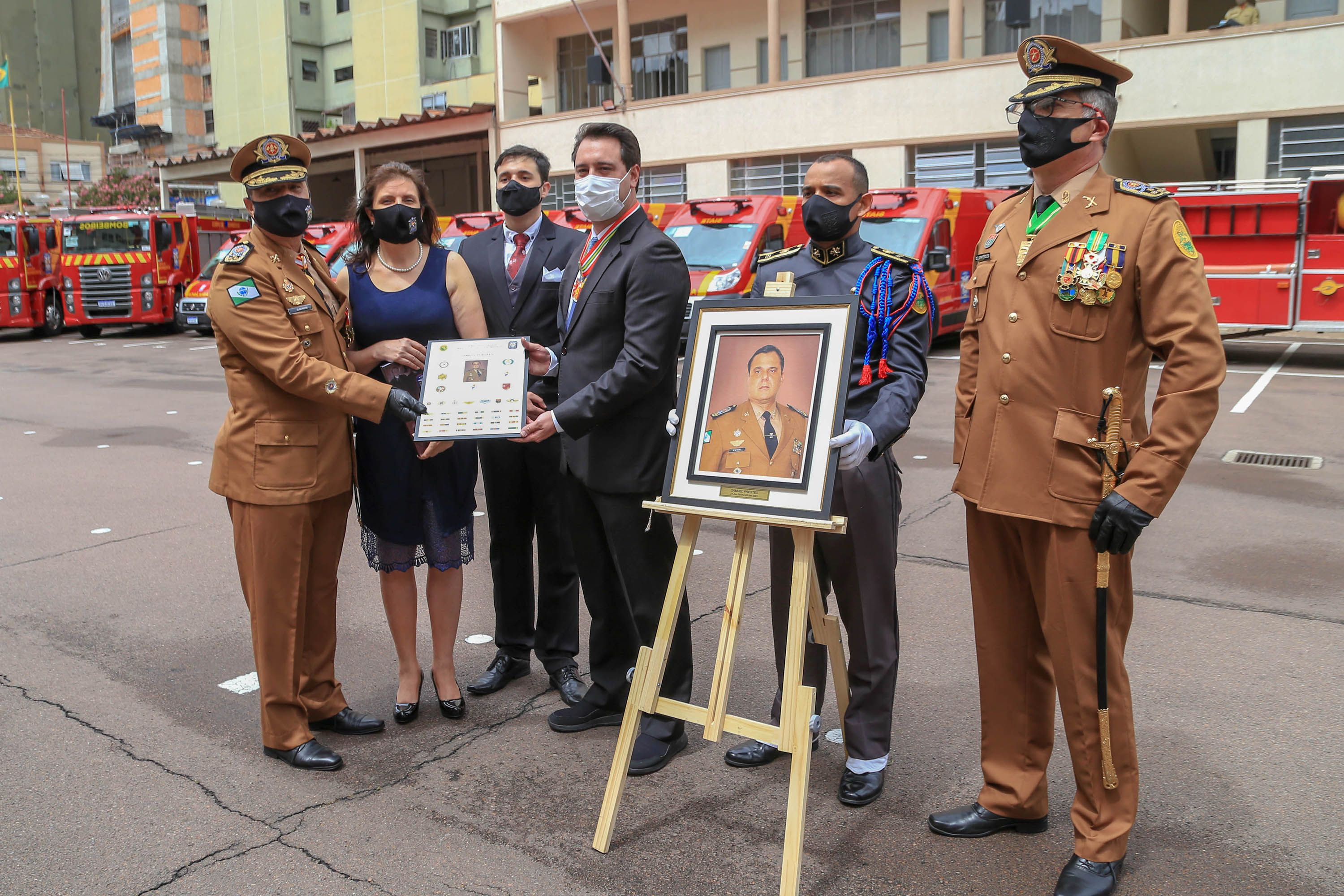 O governador Carlos Massa Ratinho Junior participou nesta sexta-feira (29) da troca do comando-geral do Corpo de Bombeiros do Paraná. Depois de dois anos como comandante, o coronel Samuel Prestes dá lugar ao coronel Gerson Gross, que até então respondia pelo comando da Academia Policial Militar do Guatupê. - Curitiba, 29/01/2021 - Foto: Valdelino Alves Pontes