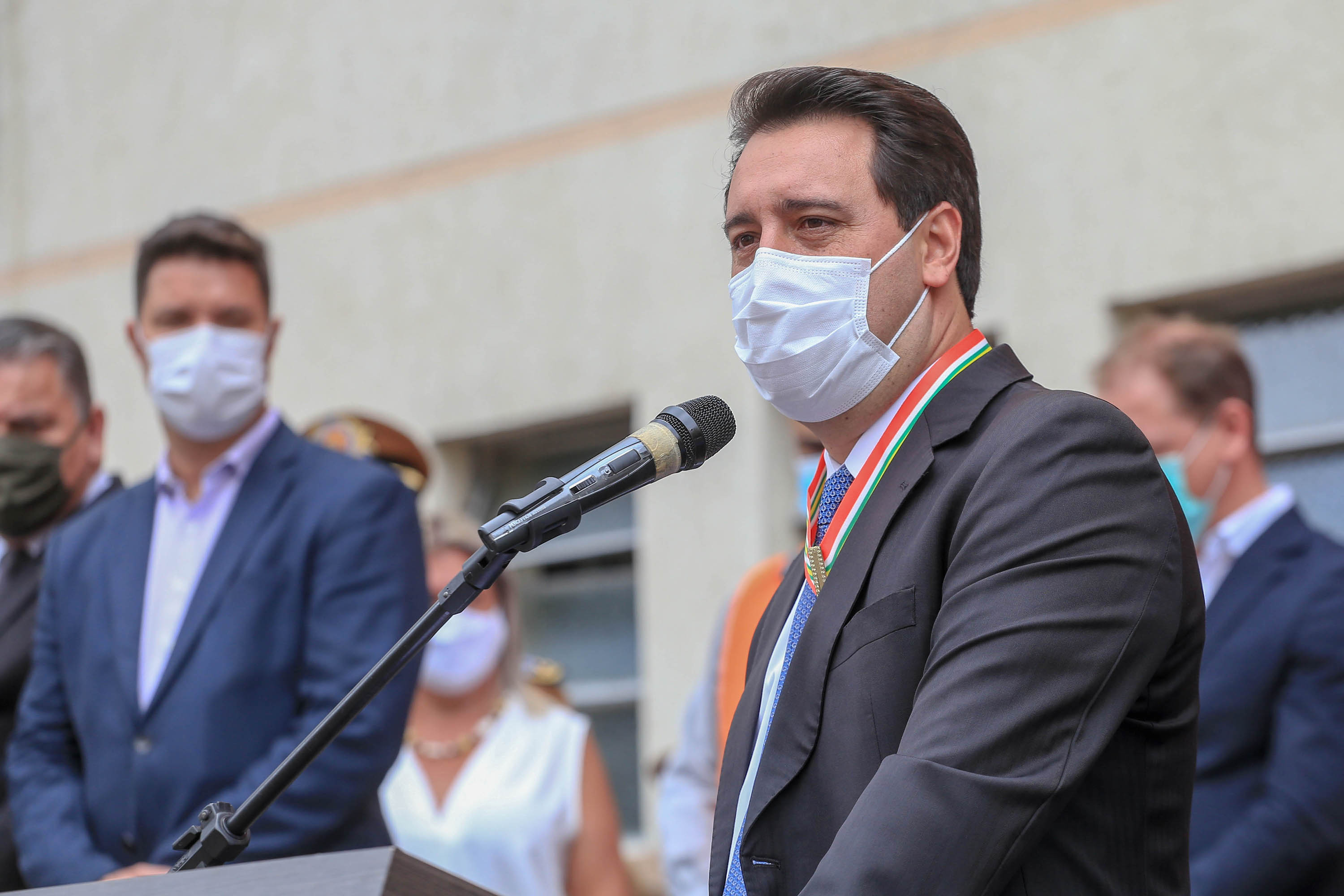 O governador Carlos Massa Ratinho Junior participou nesta sexta-feira (29) da troca do comando-geral do Corpo de Bombeiros do Paraná. Depois de dois anos como comandante, o coronel Samuel Prestes dá lugar ao coronel Gerson Gross, que até então respondia pelo comando da Academia Policial Militar do Guatupê. - Curitiba, 29/01/2021 - Foto: Valdelino Alves Pontes