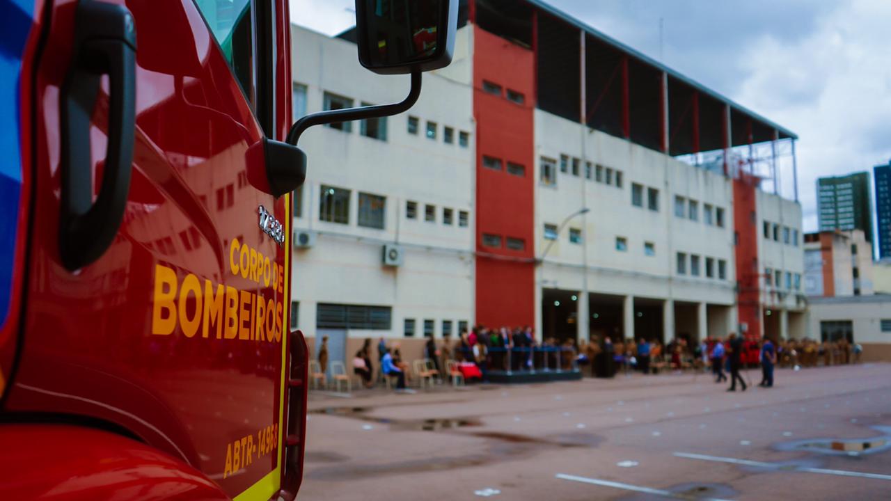 O governador Carlos Massa Ratinho Junior participou nesta sexta-feira (29) da troca do comando-geral do Corpo de Bombeiros do Paraná. Depois de dois anos como comandante, o coronel Samuel Prestes dá lugar ao coronel Gerson Gross, que até então respondia pelo comando da Academia Policial Militar do Guatupê. - Curitiba, 29/01/2021 - Foto: Jonathan Campos/AEN