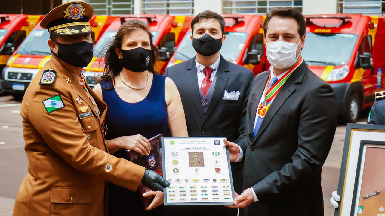O governador Carlos Massa Ratinho Junior participou nesta sexta-feira (29) da troca do comando-geral do Corpo de Bombeiros do Paraná. Depois de dois anos como comandante, o coronel Samuel Prestes dá lugar ao coronel Gerson Gross, que até então respondia pelo comando da Academia Policial Militar do Guatupê. - Curitiba, 29/01/2021 - Foto: Jonathan Campos/AEN