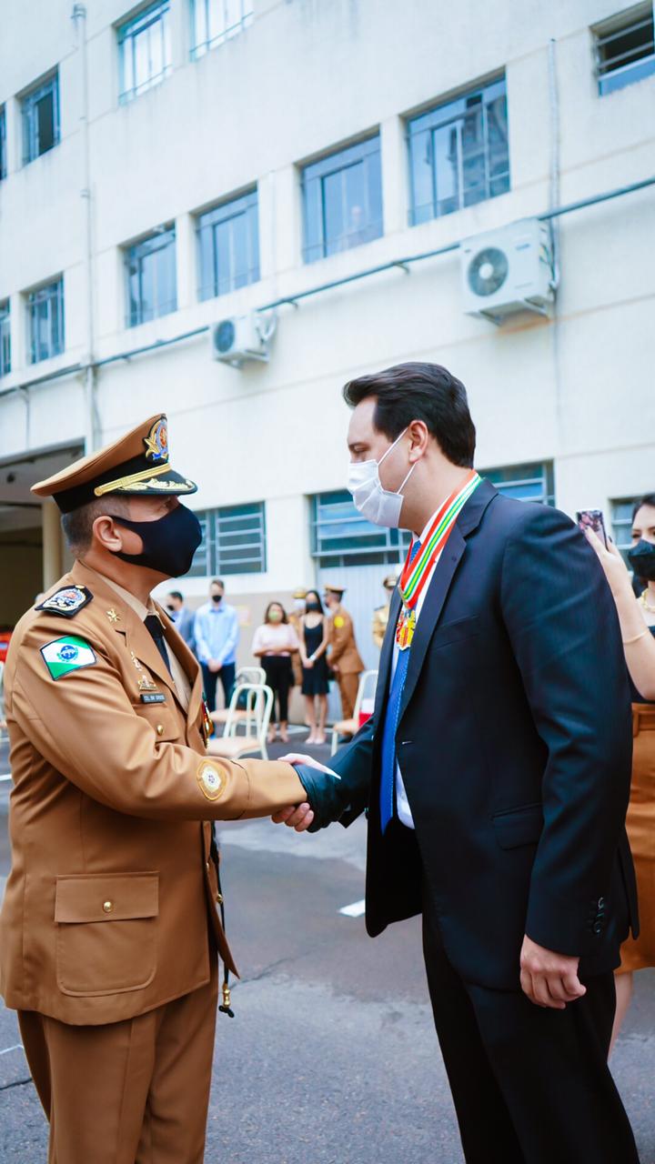 O governador Carlos Massa Ratinho Junior participou nesta sexta-feira (29) da troca do comando-geral do Corpo de Bombeiros do Paraná. Depois de dois anos como comandante, o coronel Samuel Prestes dá lugar ao coronel Gerson Gross, que até então respondia pelo comando da Academia Policial Militar do Guatupê. - Curitiba, 29/01/2021 - Foto: Jonathan Campos/AEN