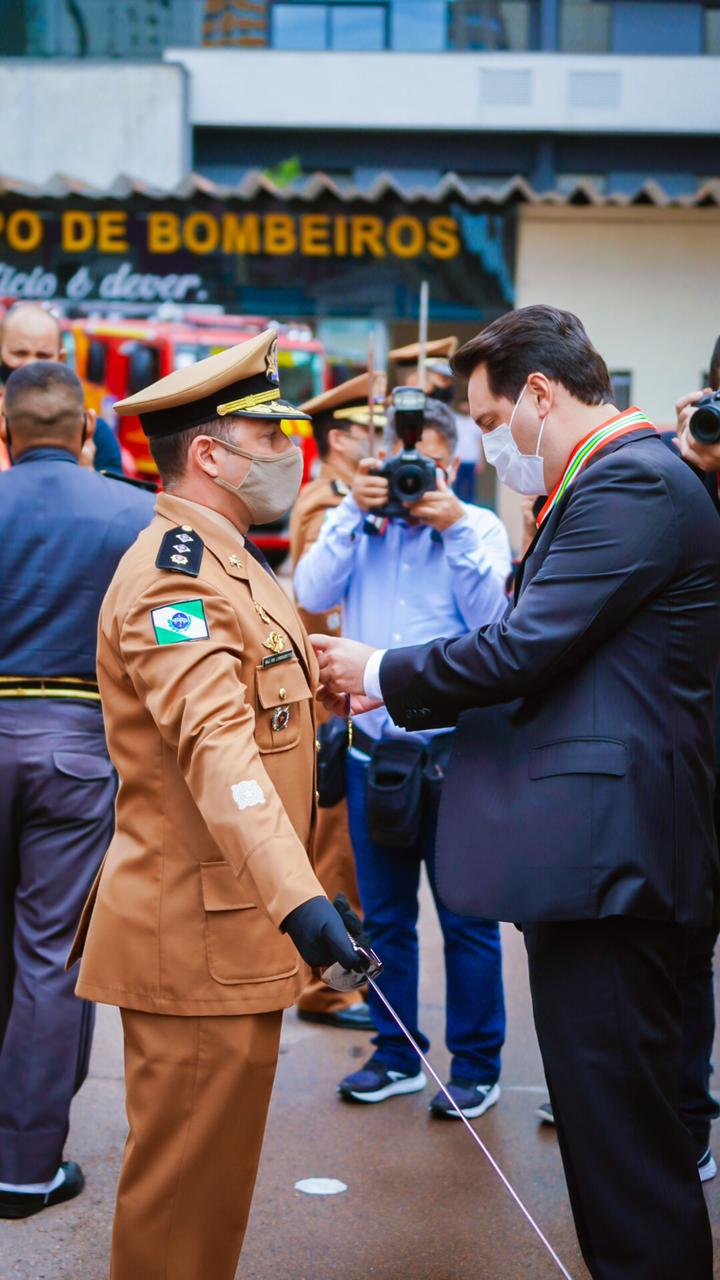 O governador Carlos Massa Ratinho Junior participou nesta sexta-feira (29) da troca do comando-geral do Corpo de Bombeiros do Paraná. Depois de dois anos como comandante, o coronel Samuel Prestes dá lugar ao coronel Gerson Gross, que até então respondia pelo comando da Academia Policial Militar do Guatupê. - Curitiba, 29/01/2021 - Foto: Jonathan Campos/AEN