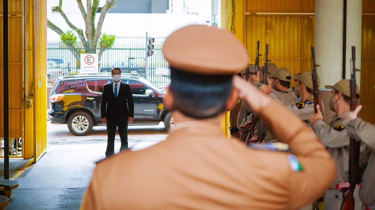 O governador Carlos Massa Ratinho Junior participou nesta sexta-feira (29) da troca do comando-geral do Corpo de Bombeiros do Paraná. Depois de dois anos como comandante, o coronel Samuel Prestes dá lugar ao coronel Gerson Gross, que até então respondia pelo comando da Academia Policial Militar do Guatupê. - Curitiba, 29/01/2021 - Foto: Jonathan Campos/AEN