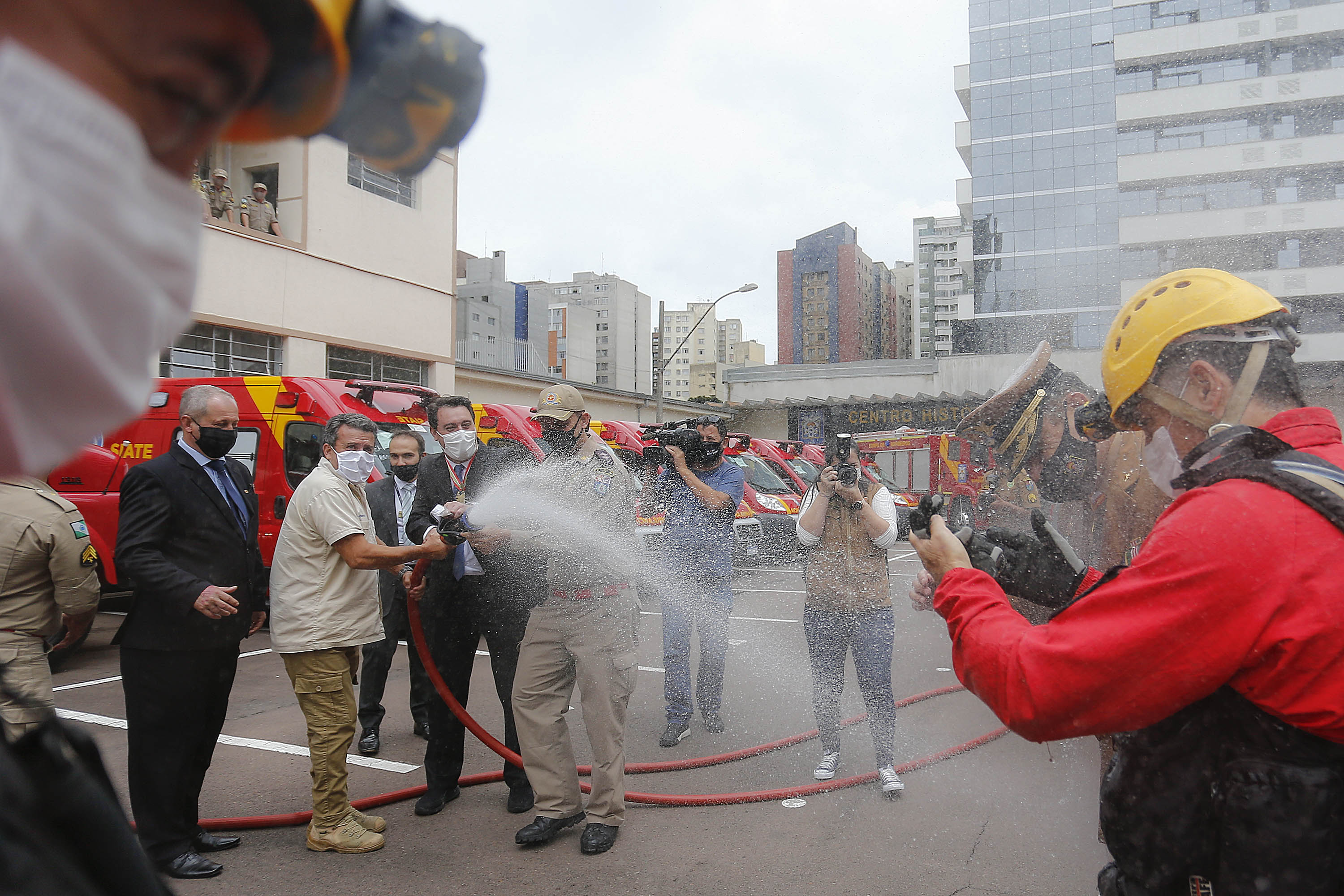 O governador Carlos Massa Ratinho Junior participou nesta sexta-feira (29) da troca do comando-geral do Corpo de Bombeiros do Paraná. Depois de dois anos como comandante, o coronel Samuel Prestes dá lugar ao coronel Gerson Gross, que até então respondia pelo comando da Academia Policial Militar do Guatupê. - Curitiba, 29/01/2021 - Foto: Jonathan Campos/AEN
