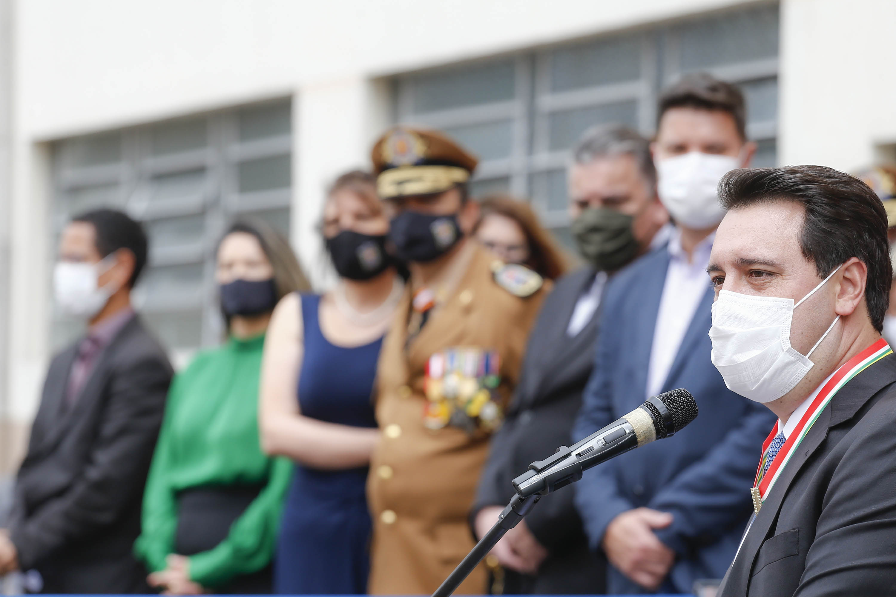 O governador Carlos Massa Ratinho Junior participou nesta sexta-feira (29) da troca do comando-geral do Corpo de Bombeiros do Paraná. Depois de dois anos como comandante, o coronel Samuel Prestes dá lugar ao coronel Gerson Gross, que até então respondia pelo comando da Academia Policial Militar do Guatupê. - Curitiba, 29/01/2021 - Foto: Jonathan Campos/AEN