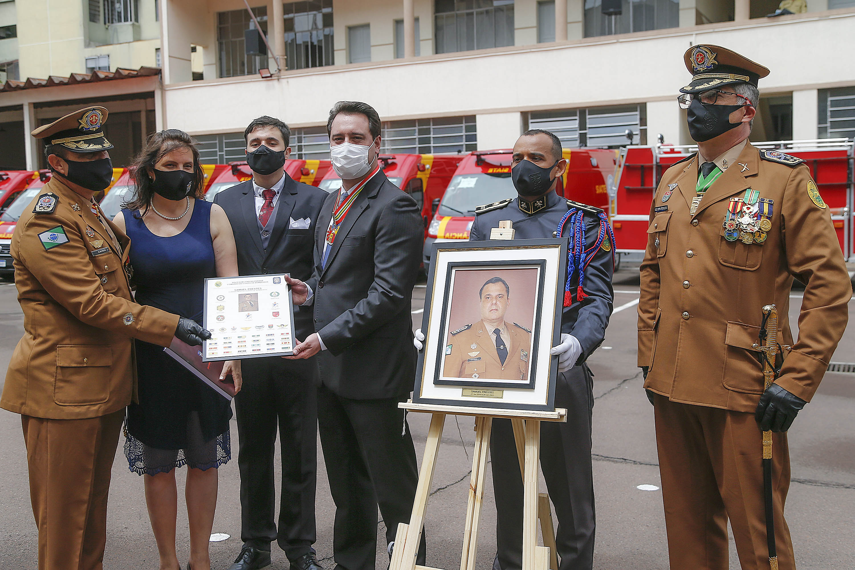 O governador Carlos Massa Ratinho Junior participou nesta sexta-feira (29) da troca do comando-geral do Corpo de Bombeiros do Paraná. Depois de dois anos como comandante, o coronel Samuel Prestes dá lugar ao coronel Gerson Gross, que até então respondia pelo comando da Academia Policial Militar do Guatupê. - Curitiba, 29/01/2021 - Foto: Jonathan Campos/AEN