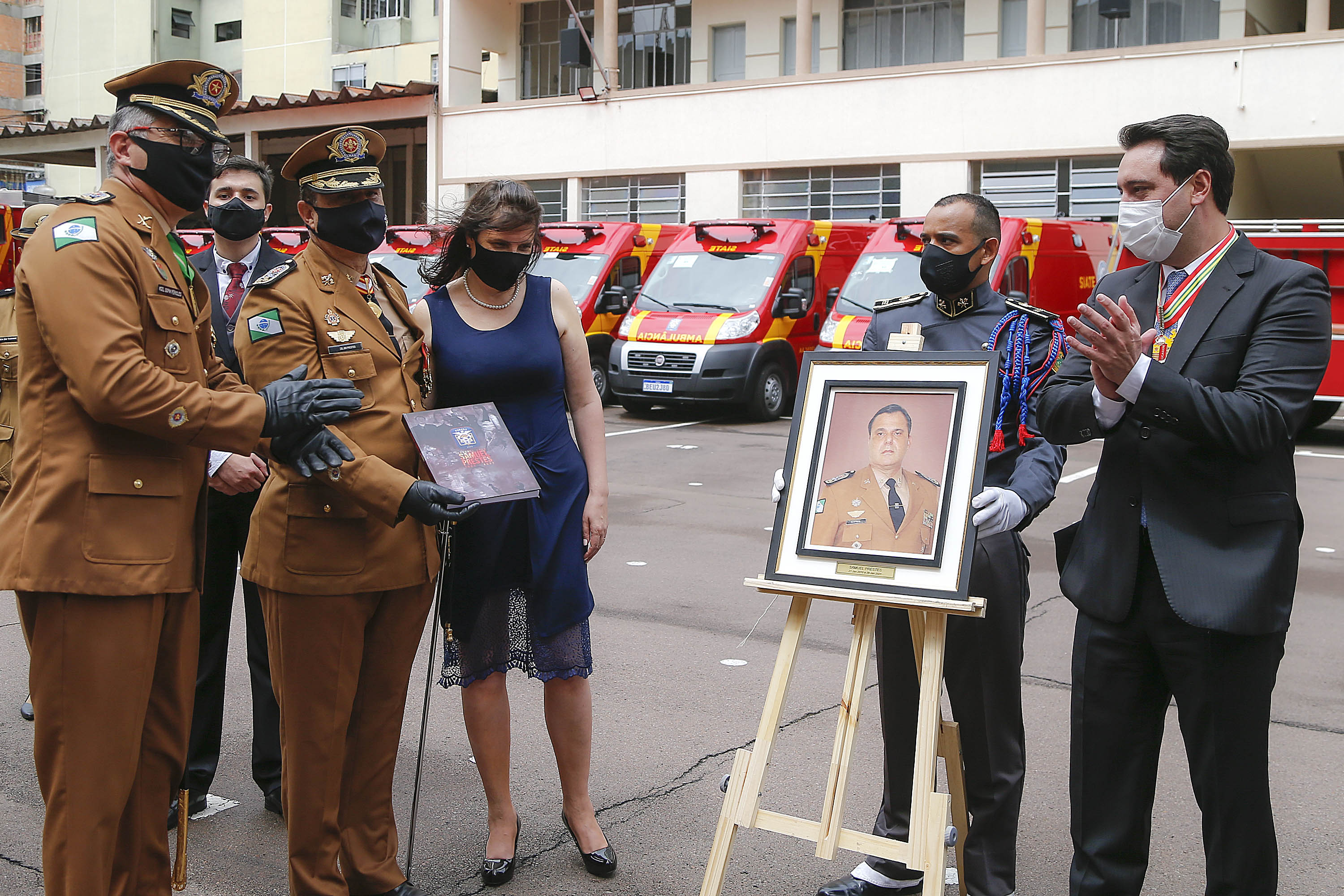 O governador Carlos Massa Ratinho Junior participou nesta sexta-feira (29) da troca do comando-geral do Corpo de Bombeiros do Paraná. Depois de dois anos como comandante, o coronel Samuel Prestes dá lugar ao coronel Gerson Gross, que até então respondia pelo comando da Academia Policial Militar do Guatupê. - Curitiba, 29/01/2021 - Foto: Jonathan Campos/AEN