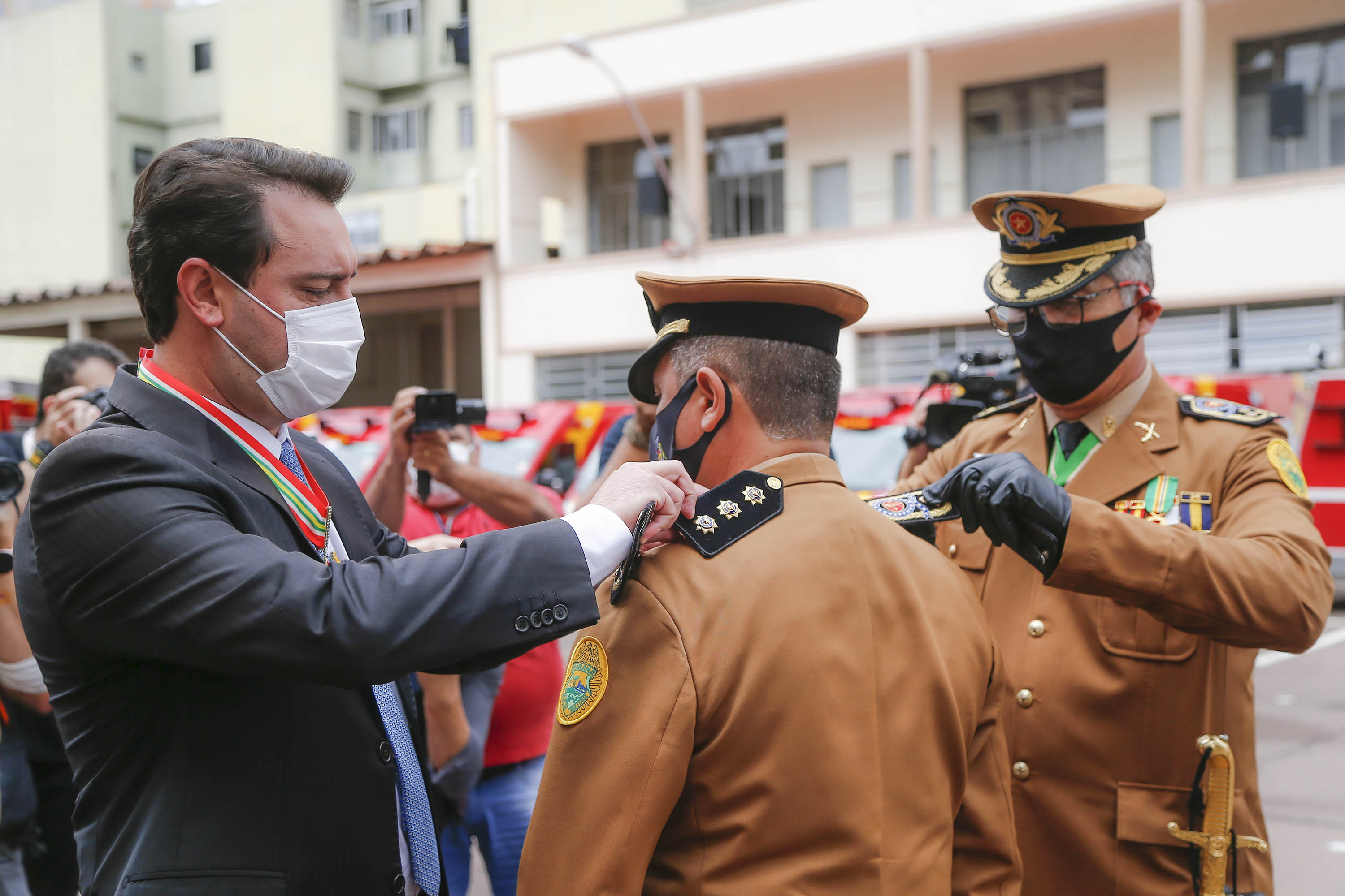 O governador Carlos Massa Ratinho Junior participou nesta sexta-feira (29) da troca do comando-geral do Corpo de Bombeiros do Paraná. Depois de dois anos como comandante, o coronel Samuel Prestes dá lugar ao coronel Gerson Gross, que até então respondia pelo comando da Academia Policial Militar do Guatupê. - Curitiba, 29/01/2021 - Foto: Jonathan Campos/AEN