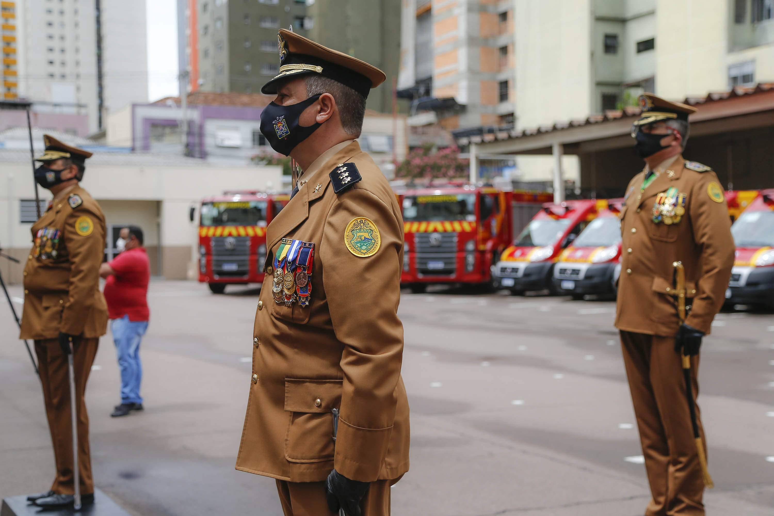O governador Carlos Massa Ratinho Junior participou nesta sexta-feira (29) da troca do comando-geral do Corpo de Bombeiros do Paraná. Depois de dois anos como comandante, o coronel Samuel Prestes dá lugar ao coronel Gerson Gross, que até então respondia pelo comando da Academia Policial Militar do Guatupê. - Curitiba, 29/01/2021 - Foto: Jonathan Campos/AEN