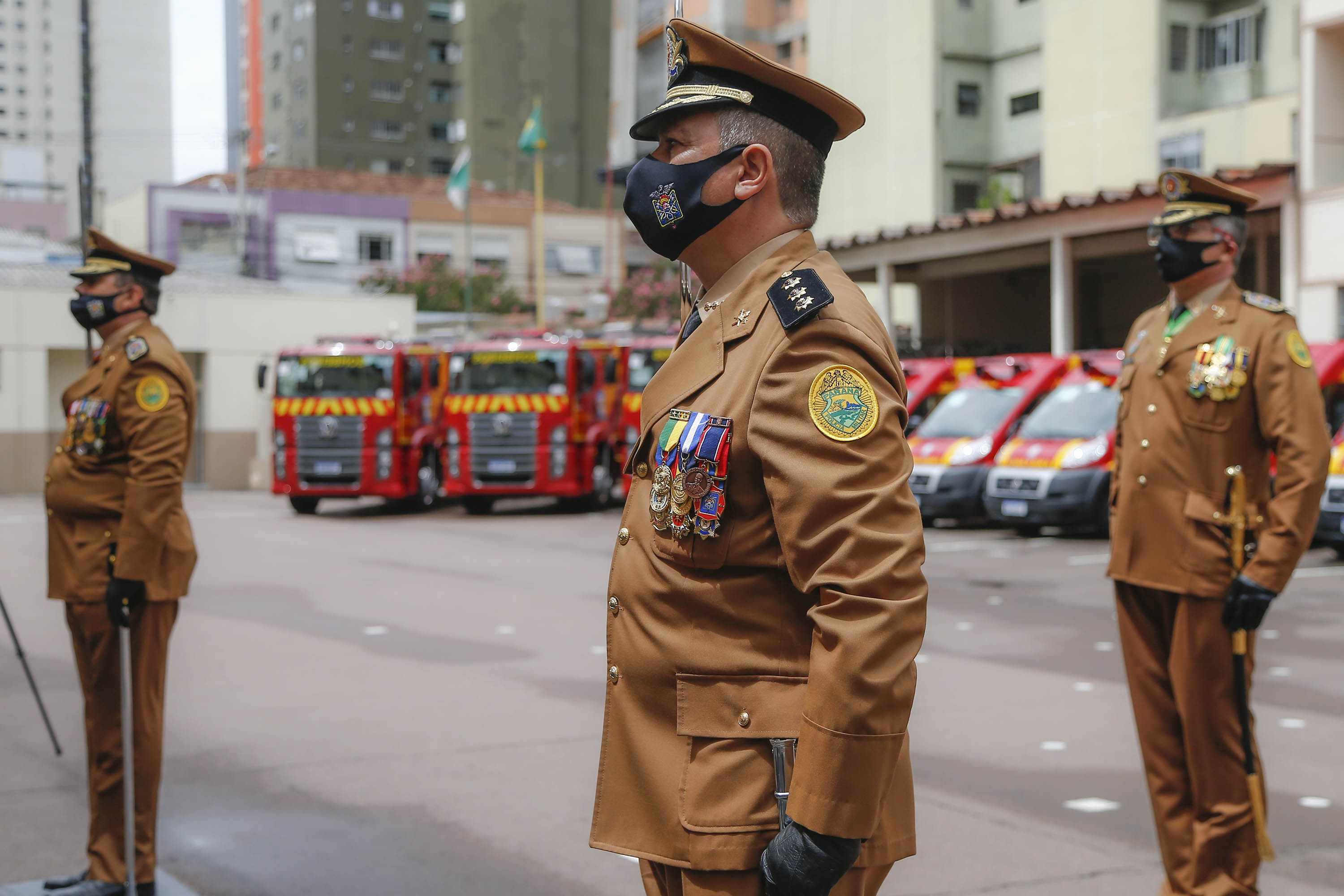 O governador Carlos Massa Ratinho Junior participou nesta sexta-feira (29) da troca do comando-geral do Corpo de Bombeiros do Paraná. Depois de dois anos como comandante, o coronel Samuel Prestes dá lugar ao coronel Gerson Gross, que até então respondia pelo comando da Academia Policial Militar do Guatupê. - Curitiba, 29/01/2021 - Foto: Jonathan Campos/AEN
