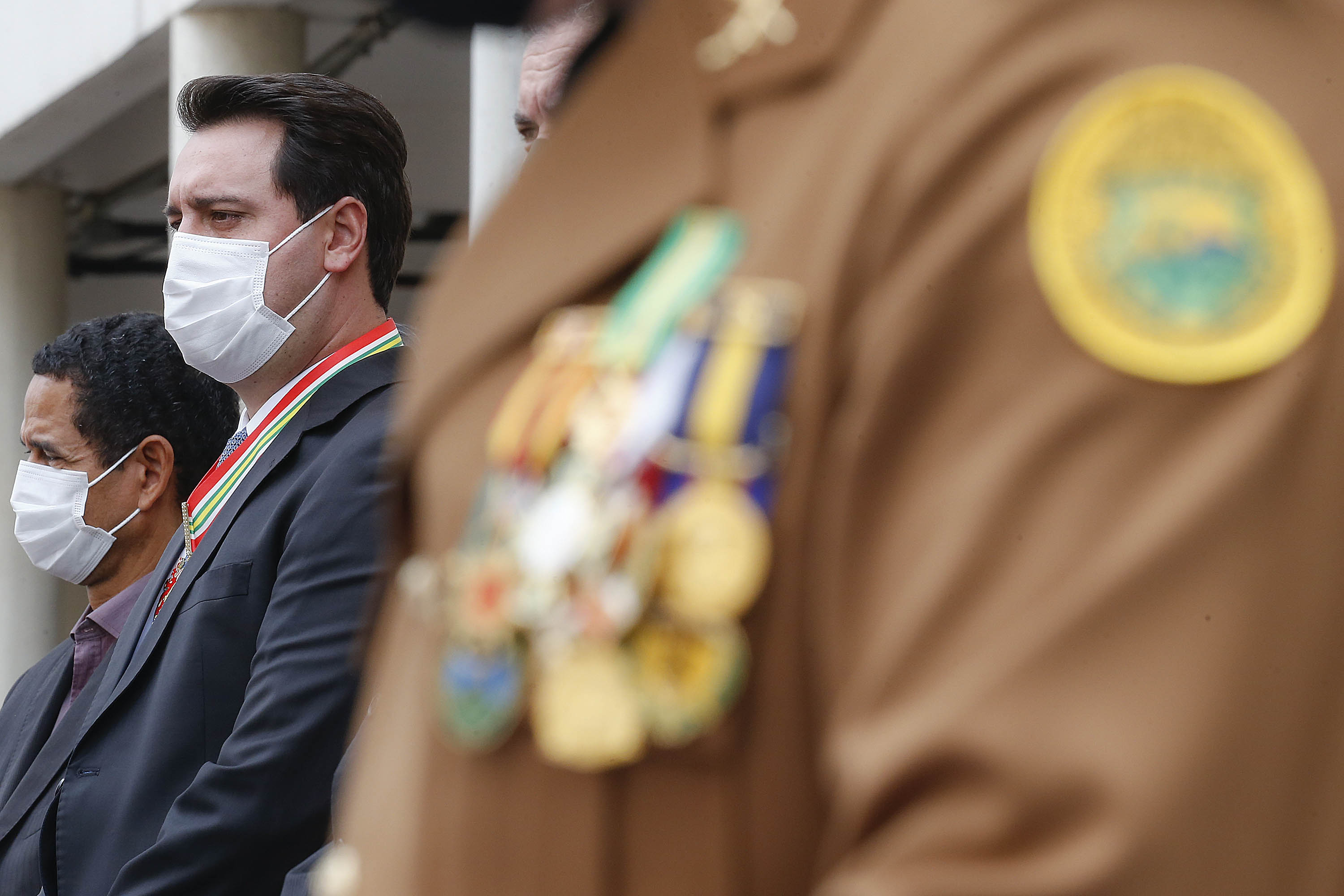 O governador Carlos Massa Ratinho Junior participou nesta sexta-feira (29) da troca do comando-geral do Corpo de Bombeiros do Paraná. Depois de dois anos como comandante, o coronel Samuel Prestes dá lugar ao coronel Gerson Gross, que até então respondia pelo comando da Academia Policial Militar do Guatupê. - Curitiba, 29/01/2021 - Foto: Jonathan Campos/AEN