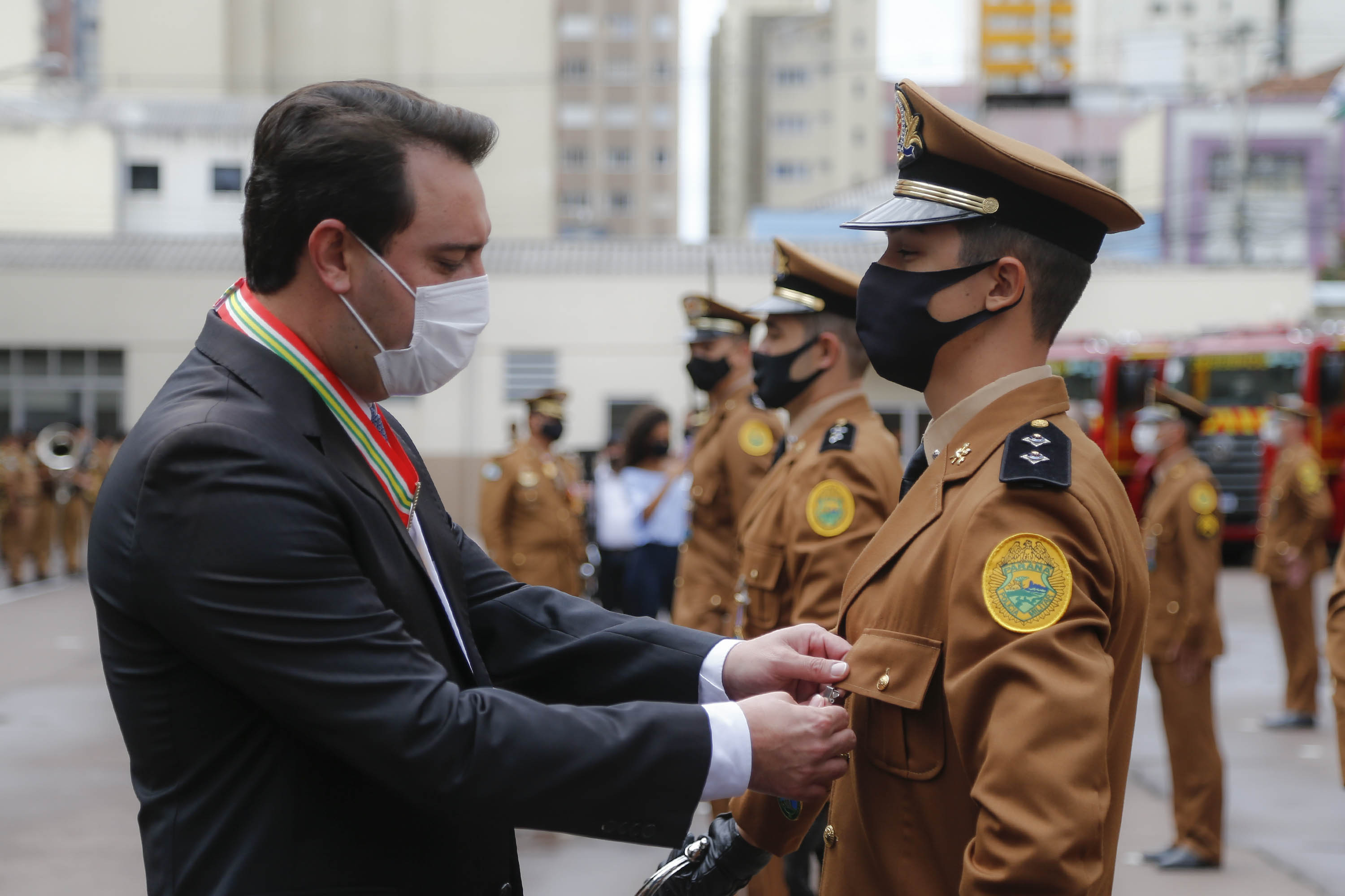 O governador Carlos Massa Ratinho Junior participou nesta sexta-feira (29) da troca do comando-geral do Corpo de Bombeiros do Paraná. Depois de dois anos como comandante, o coronel Samuel Prestes dá lugar ao coronel Gerson Gross, que até então respondia pelo comando da Academia Policial Militar do Guatupê. - Curitiba, 29/01/2021 - Foto: Jonathan Campos/AEN