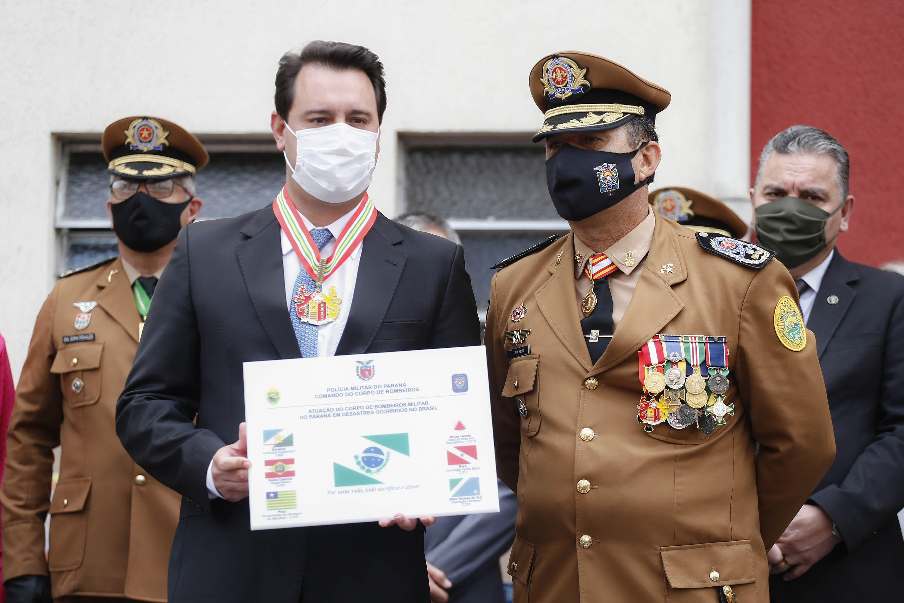 O governador Carlos Massa Ratinho Junior participou nesta sexta-feira (29) da troca do comando-geral do Corpo de Bombeiros do Paraná. Depois de dois anos como comandante, o coronel Samuel Prestes dá lugar ao coronel Gerson Gross, que até então respondia pelo comando da Academia Policial Militar do Guatupê. - Curitiba, 29/01/2021 - Foto: Jonathan Campos/AEN