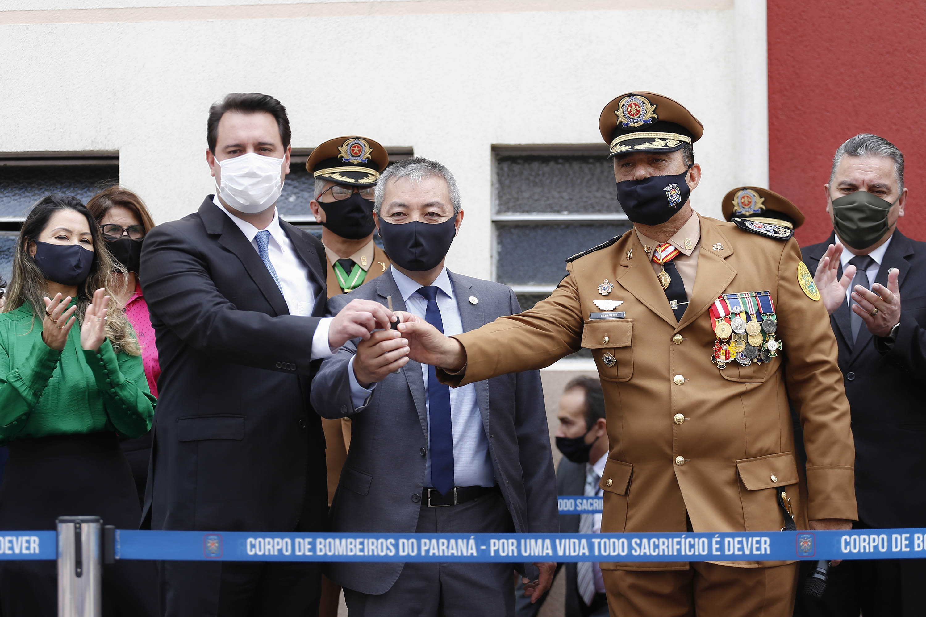 O governador Carlos Massa Ratinho Junior participou nesta sexta-feira (29) da troca do comando-geral do Corpo de Bombeiros do Paraná. Depois de dois anos como comandante, o coronel Samuel Prestes dá lugar ao coronel Gerson Gross, que até então respondia pelo comando da Academia Policial Militar do Guatupê. - Curitiba, 29/01/2021 - Foto: Jonathan Campos/AEN