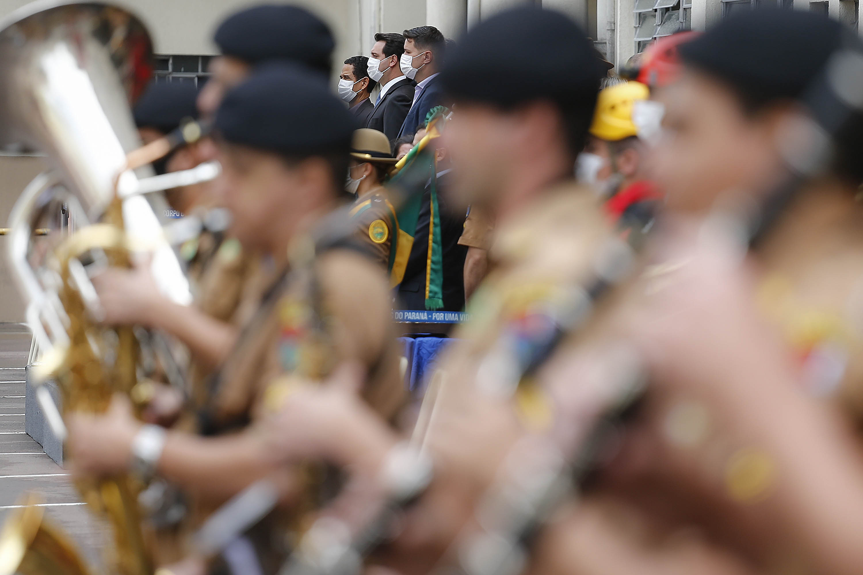 O governador Carlos Massa Ratinho Junior participou nesta sexta-feira (29) da troca do comando-geral do Corpo de Bombeiros do Paraná. Depois de dois anos como comandante, o coronel Samuel Prestes dá lugar ao coronel Gerson Gross, que até então respondia pelo comando da Academia Policial Militar do Guatupê. - Curitiba, 29/01/2021 - Foto: Jonathan Campos/AEN