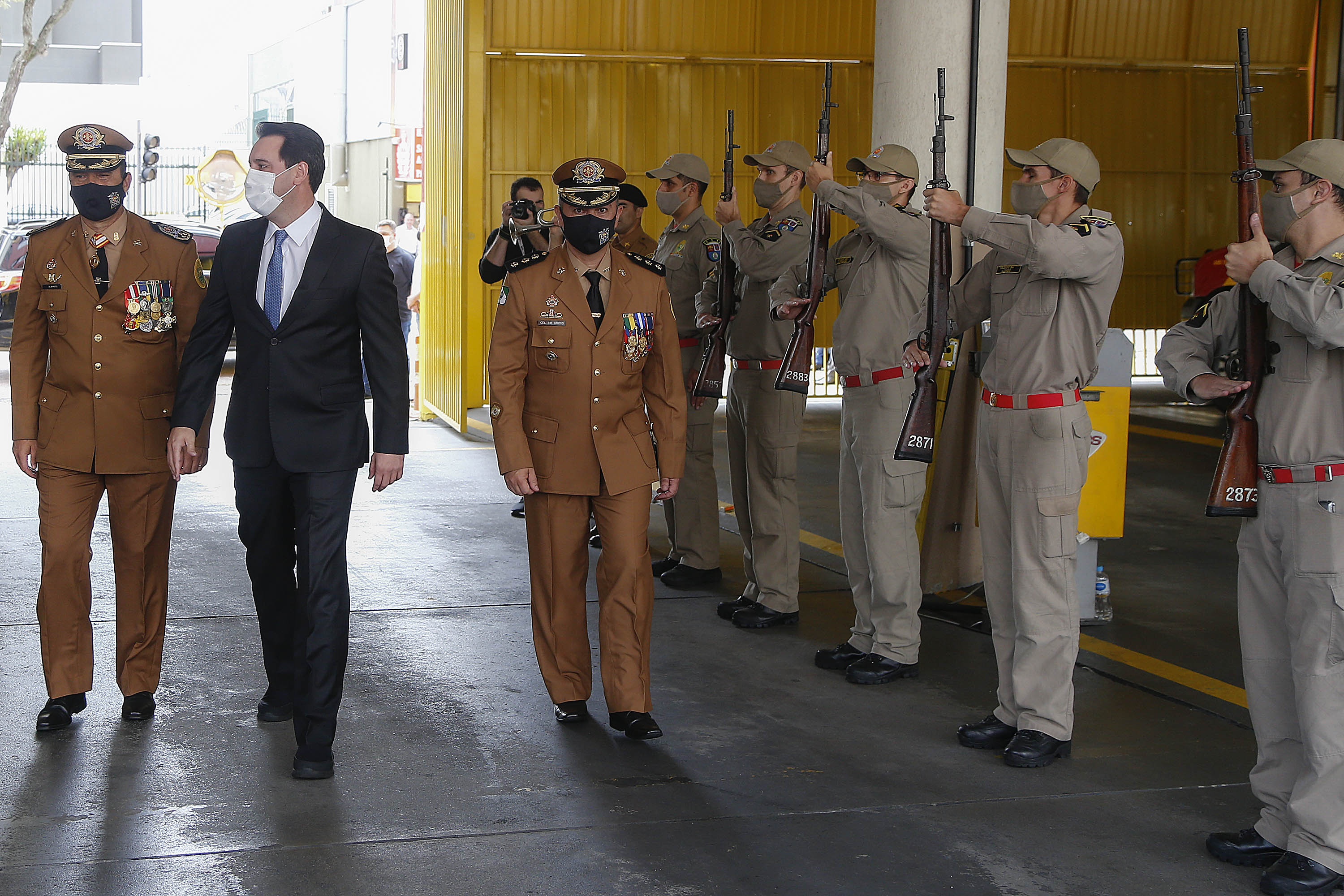 O governador Carlos Massa Ratinho Junior participou nesta sexta-feira (29) da troca do comando-geral do Corpo de Bombeiros do Paraná. Depois de dois anos como comandante, o coronel Samuel Prestes dá lugar ao coronel Gerson Gross, que até então respondia pelo comando da Academia Policial Militar do Guatupê. - Curitiba, 29/01/2021 - Foto: Jonathan Campos/AEN