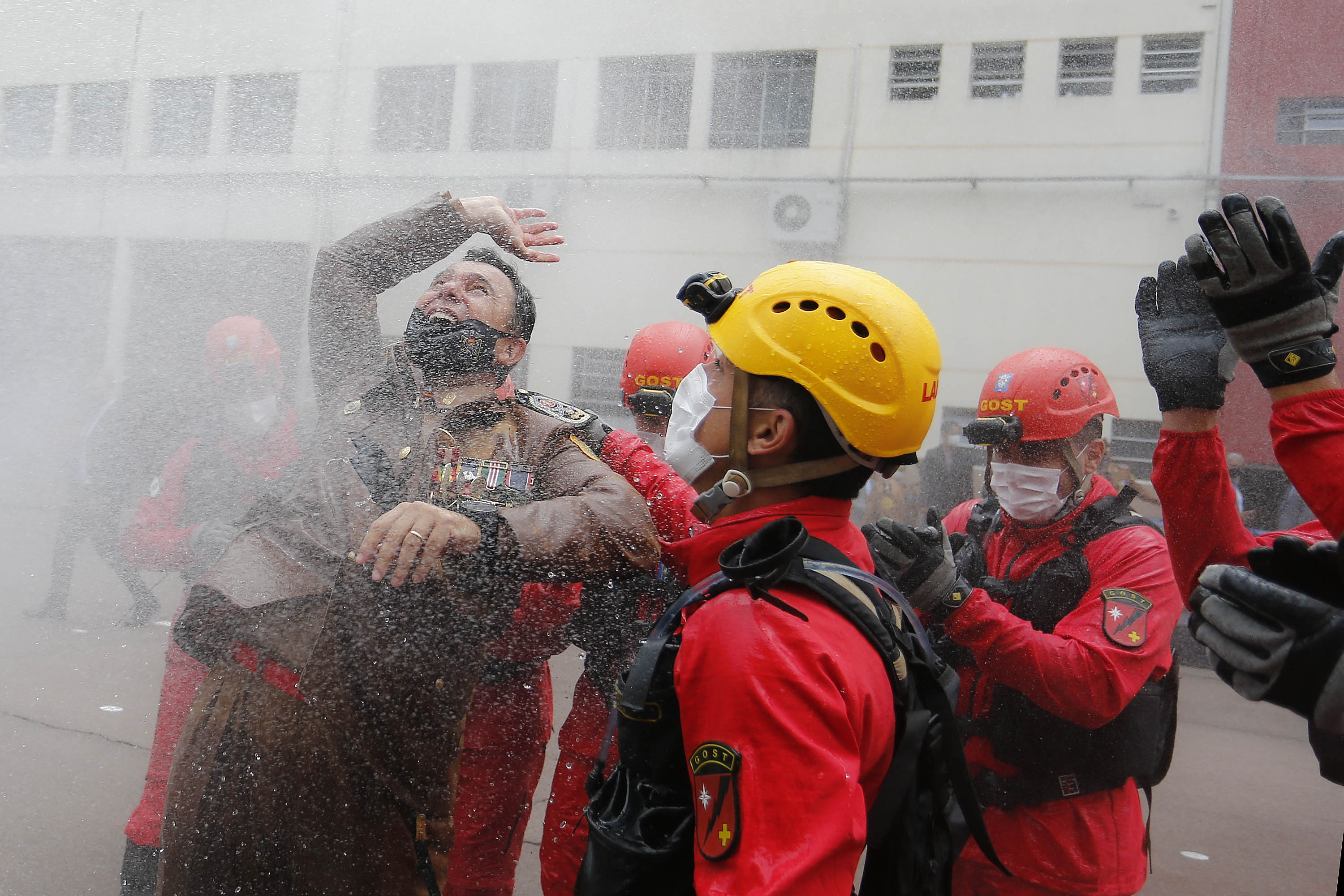 O governador Carlos Massa Ratinho Junior participou nesta sexta-feira (29) da troca do comando-geral do Corpo de Bombeiros do Paraná. Depois de dois anos como comandante, o coronel Samuel Prestes dá lugar ao coronel Gerson Gross, que até então respondia pelo comando da Academia Policial Militar do Guatupê. - Curitiba, 29/01/2021 - Foto: Jonathan Campos/AEN