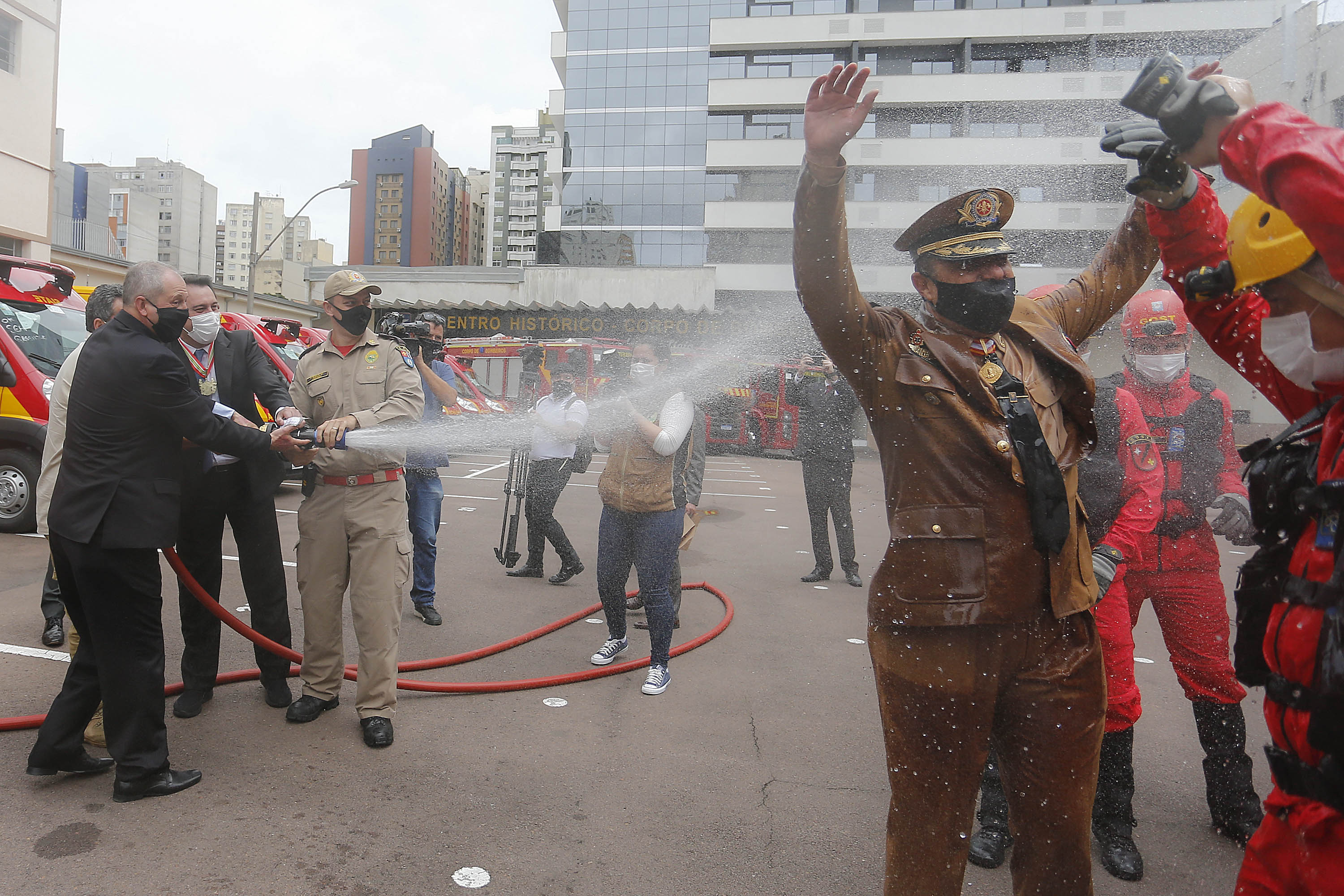 O governador Carlos Massa Ratinho Junior participou nesta sexta-feira (29) da troca do comando-geral do Corpo de Bombeiros do Paraná. Depois de dois anos como comandante, o coronel Samuel Prestes dá lugar ao coronel Gerson Gross, que até então respondia pelo comando da Academia Policial Militar do Guatupê. - Curitiba, 29/01/2021 - Foto: Jonathan Campos/AEN