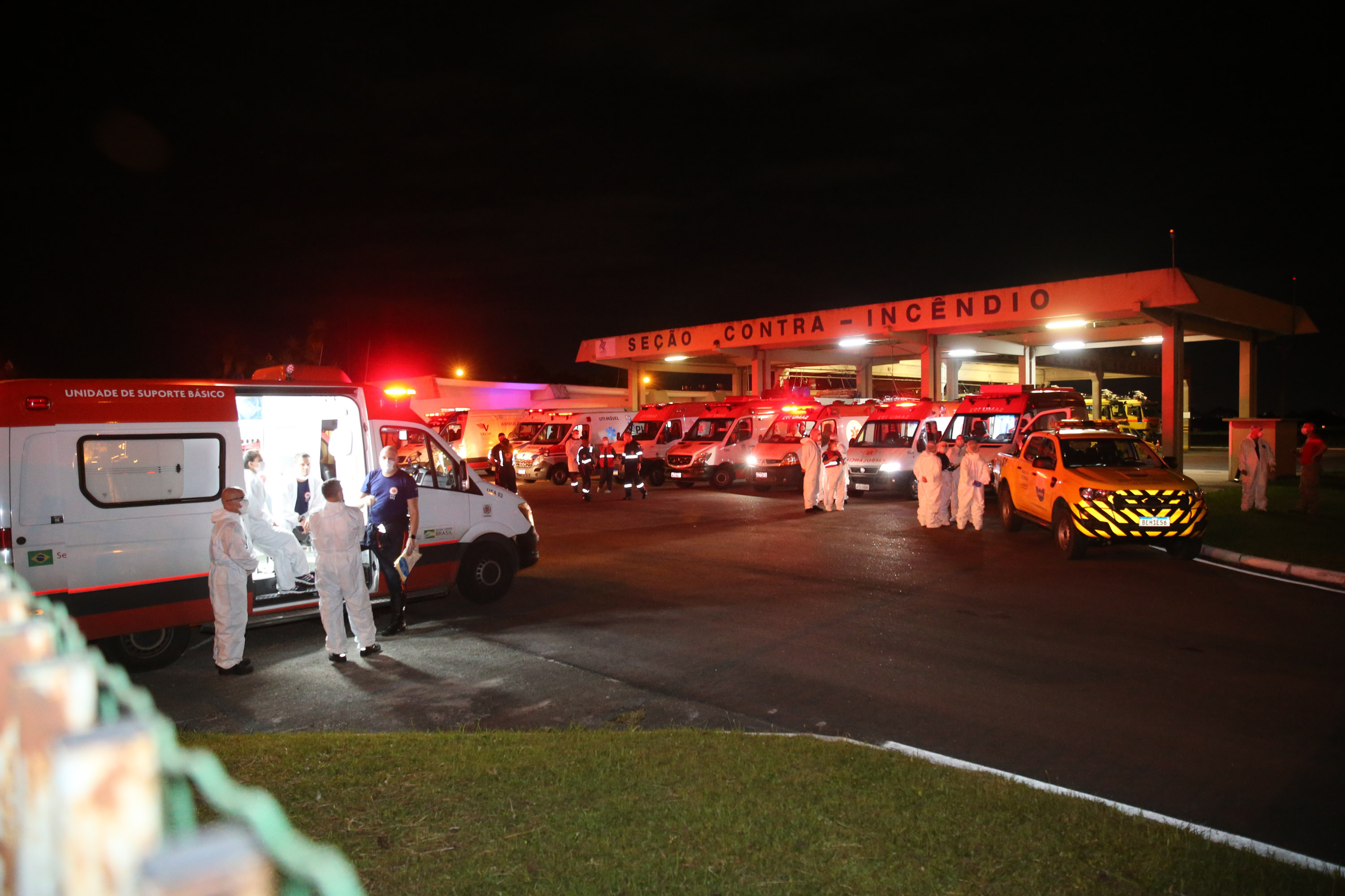 Manaus Covid O Governo do Paraná recebe 14 pacientes com Covid-19, neste domingo (31), transferidos de Manaus (AM), Região Norte do País. Apos o desembarque no Aeroporto Internacional Afonso Pena, em São José dos Pinhais, eles serão encaminhados para tratamento no Hospital do Rocio, em Campo Largo.31/01/2021 - Foto: Geraldo Bubniak/AEN