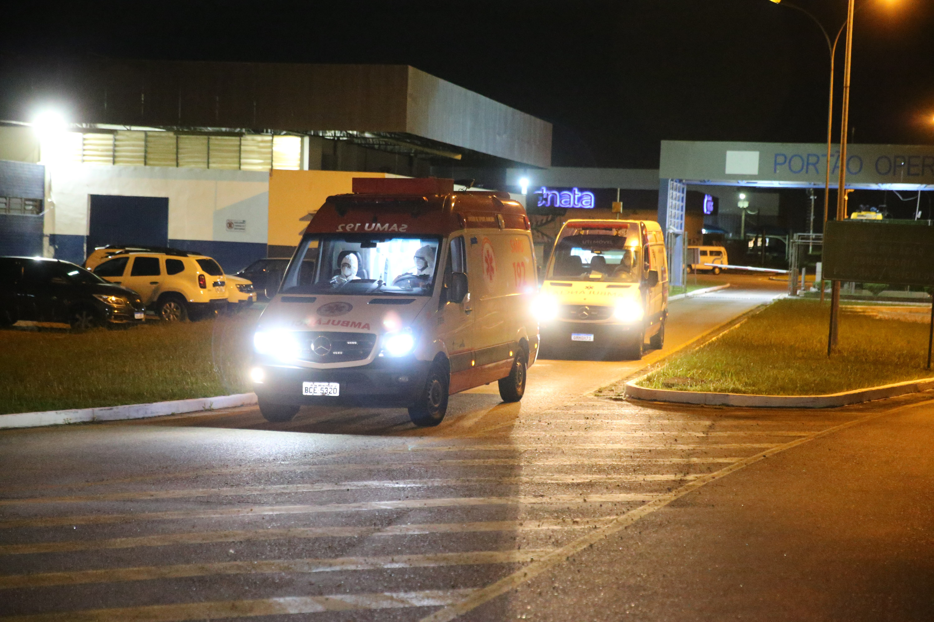 Manaus Covid O Governo do Paraná recebe 14 pacientes com Covid-19, neste domingo (31), transferidos de Manaus (AM), Região Norte do País. Apos o desembarque no Aeroporto Internacional Afonso Pena, em São José dos Pinhais, eles serão encaminhados para tratamento no Hospital do Rocio, em Campo Largo.31/01/2021 - Foto: Geraldo Bubniak/AEN