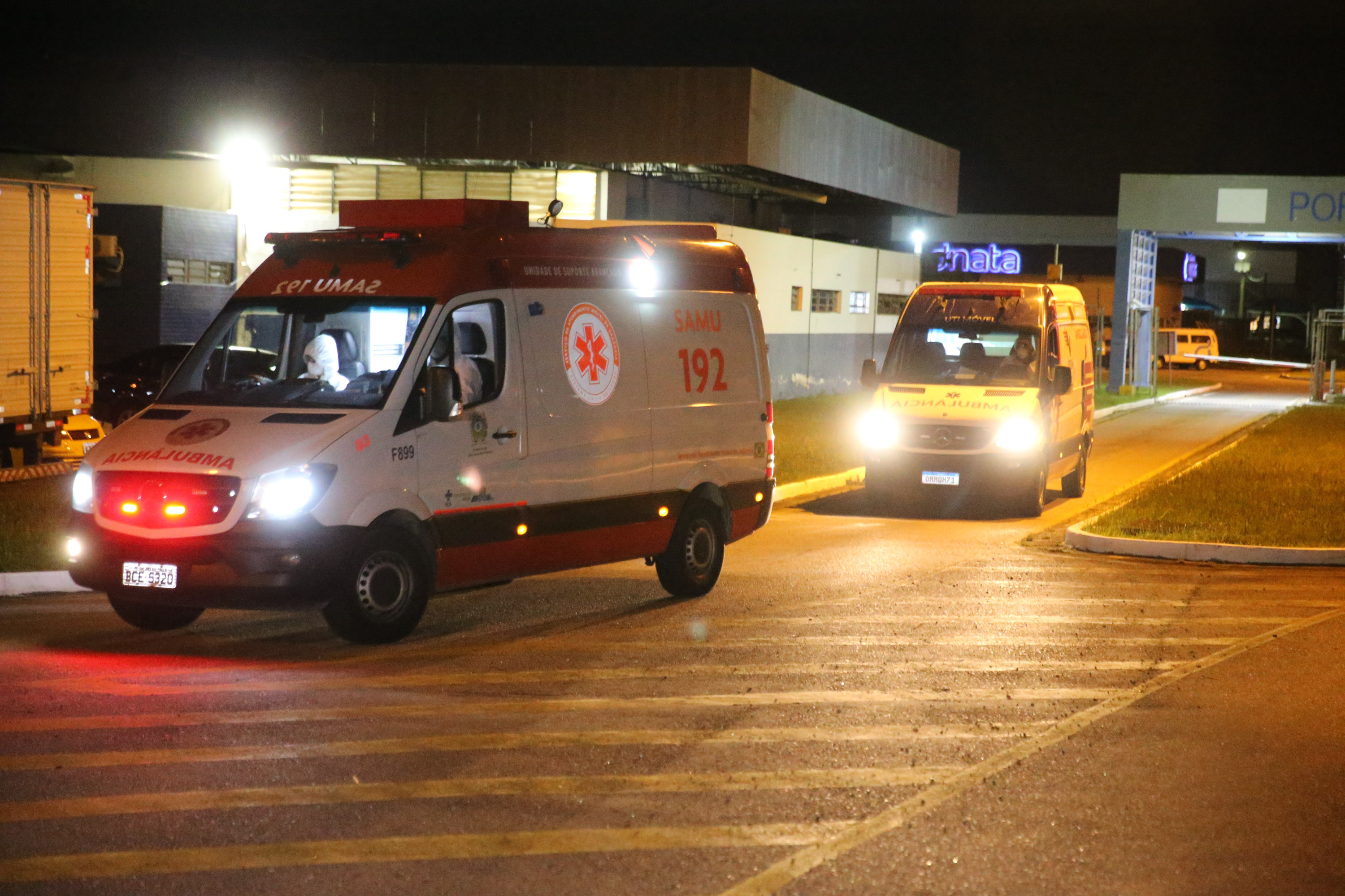 Manaus Covid O Governo do Paraná recebe 14 pacientes com Covid-19, neste domingo (31), transferidos de Manaus (AM), Região Norte do País. Apos o desembarque no Aeroporto Internacional Afonso Pena, em São José dos Pinhais, eles serão encaminhados para tratamento no Hospital do Rocio, em Campo Largo.31/01/2021 - Foto: Geraldo Bubniak/AEN