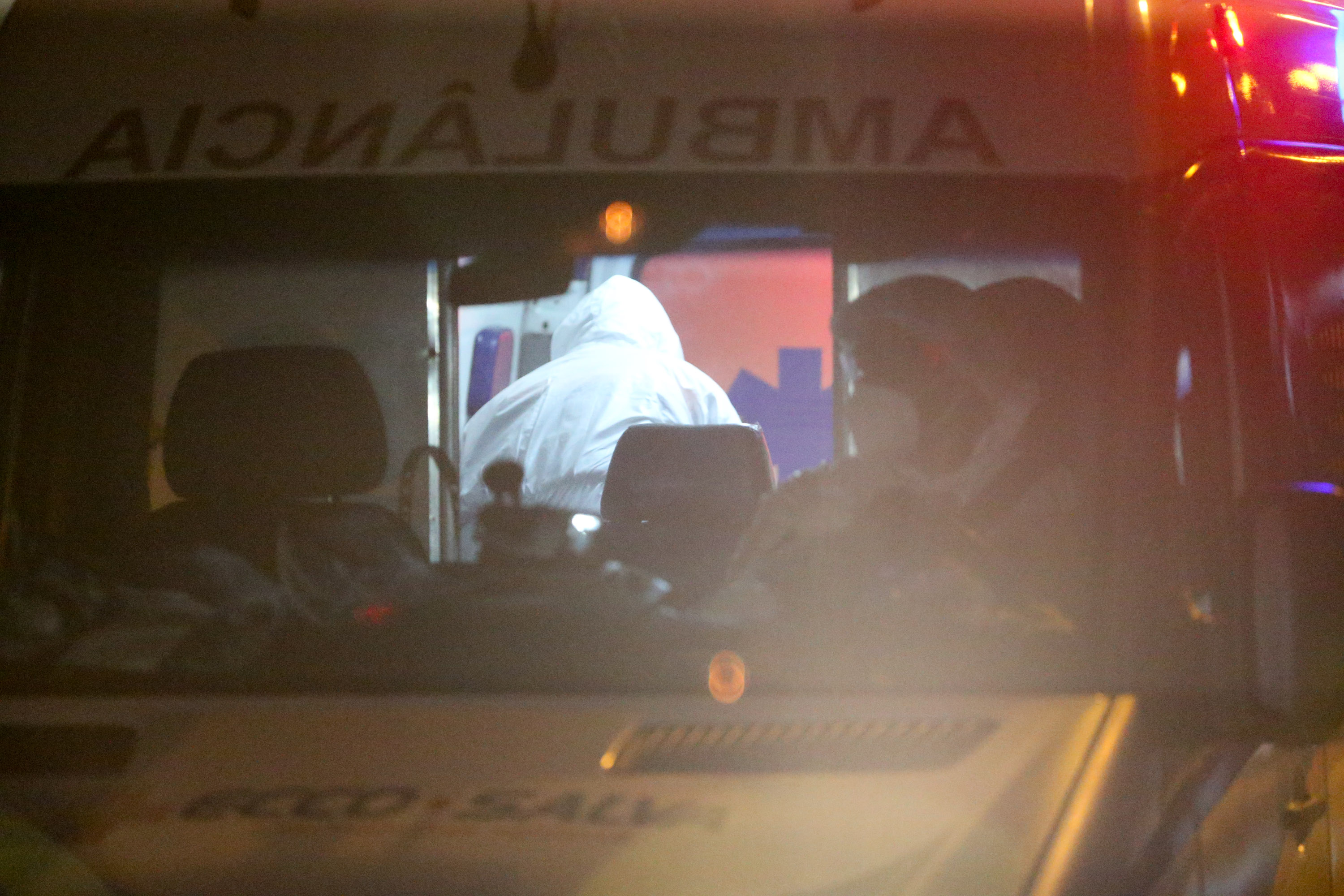 Manaus Covid O Governo do Paraná recebe 14 pacientes com Covid-19, neste domingo (31), transferidos de Manaus (AM), Região Norte do País. Apos o desembarque no Aeroporto Internacional Afonso Pena, em São José dos Pinhais, eles serão encaminhados para tratamento no Hospital do Rocio, em Campo Largo.31/01/2021 - Foto: Geraldo Bubniak/AEN