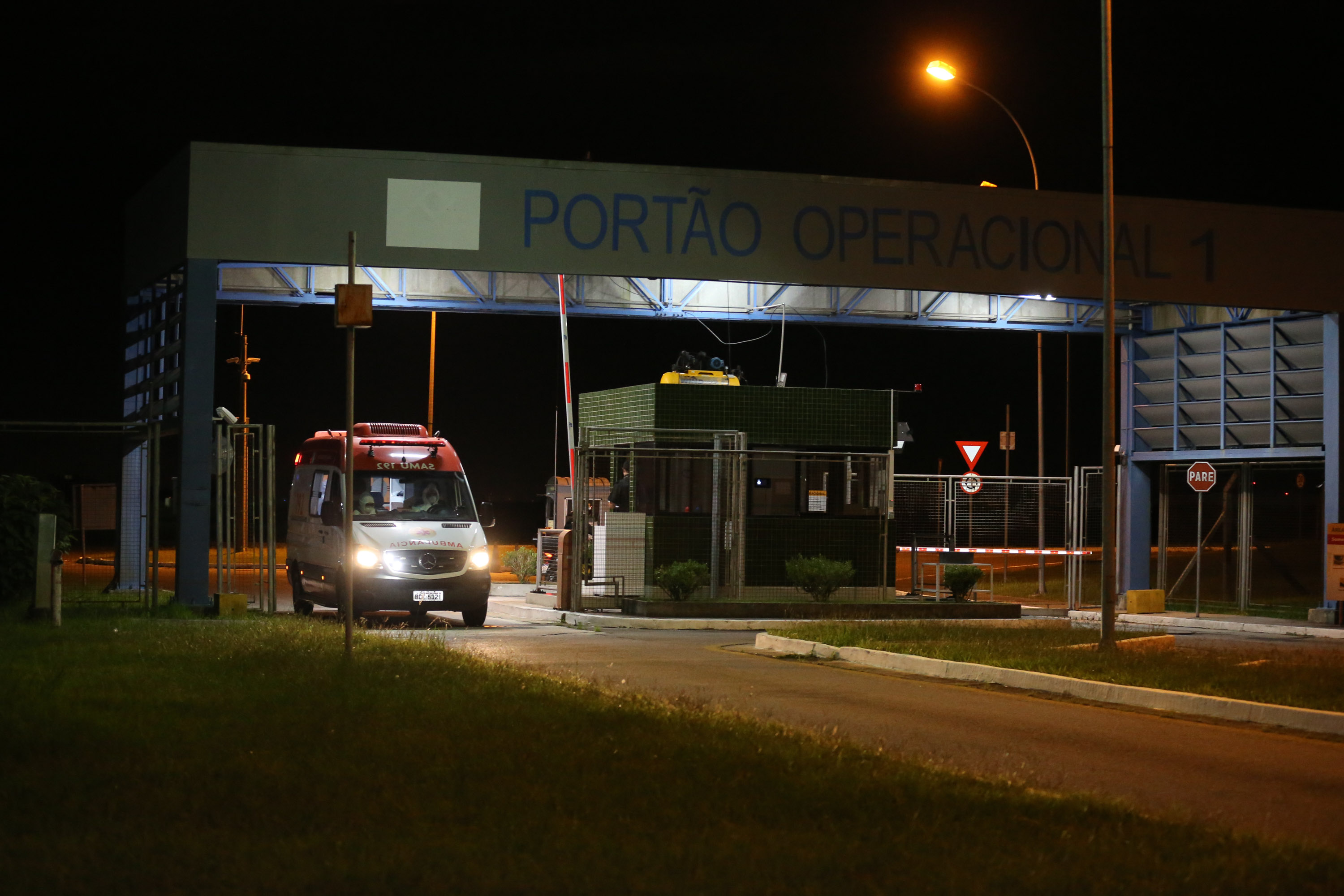 Manaus Covid O Governo do Paraná recebe 14 pacientes com Covid-19, neste domingo (31), transferidos de Manaus (AM), Região Norte do País. Apos o desembarque no Aeroporto Internacional Afonso Pena, em São José dos Pinhais, eles serão encaminhados para tratamento no Hospital do Rocio, em Campo Largo.31/01/2021 - Foto: Geraldo Bubniak/AEN