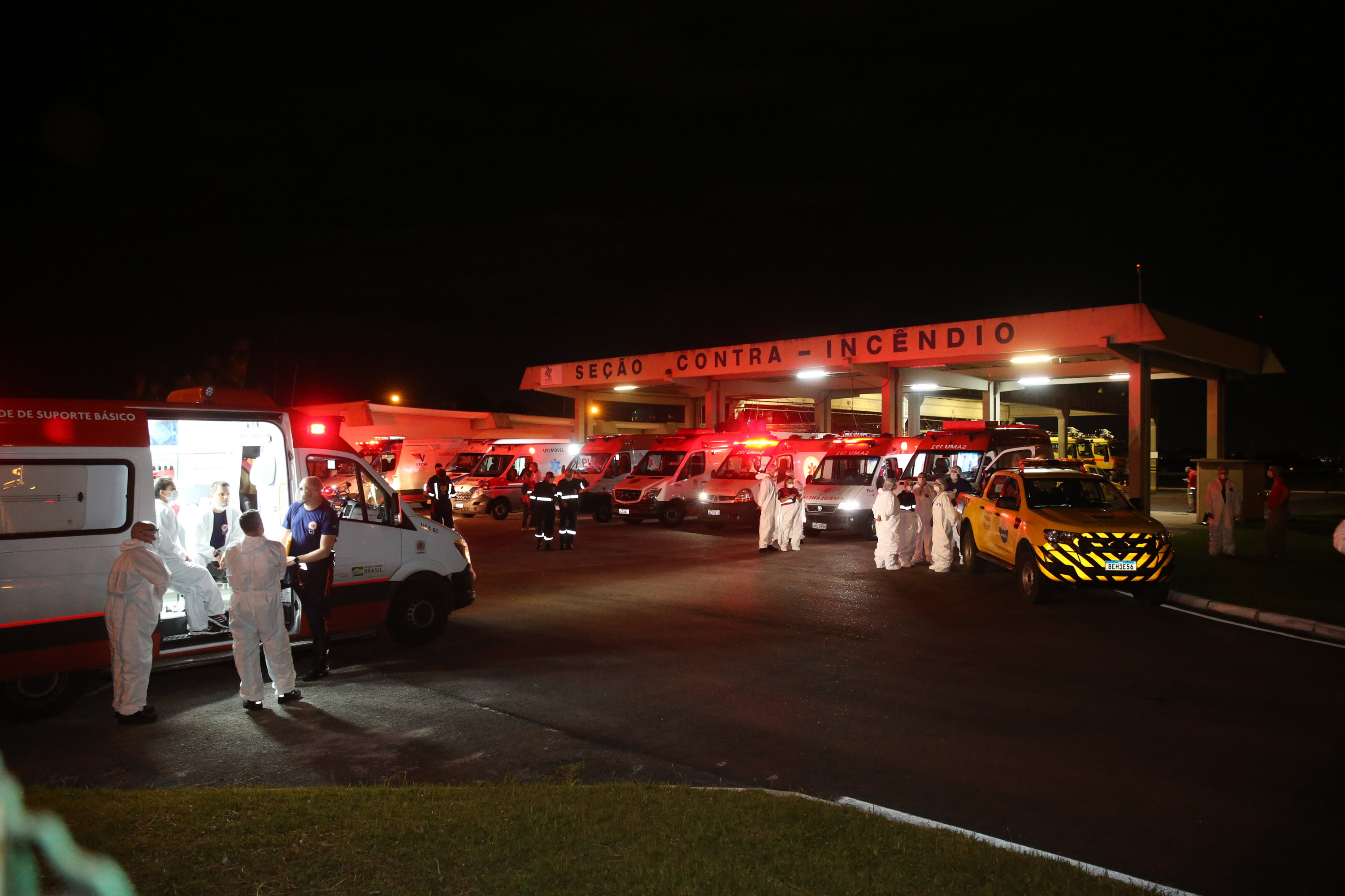 Manaus Covid O Governo do Paraná recebe 14 pacientes com Covid-19, neste domingo (31), transferidos de Manaus (AM), Região Norte do País. Apos o desembarque no Aeroporto Internacional Afonso Pena, em São José dos Pinhais, eles serão encaminhados para tratamento no Hospital do Rocio, em Campo Largo.31/01/2021 - Foto: Geraldo Bubniak/AEN