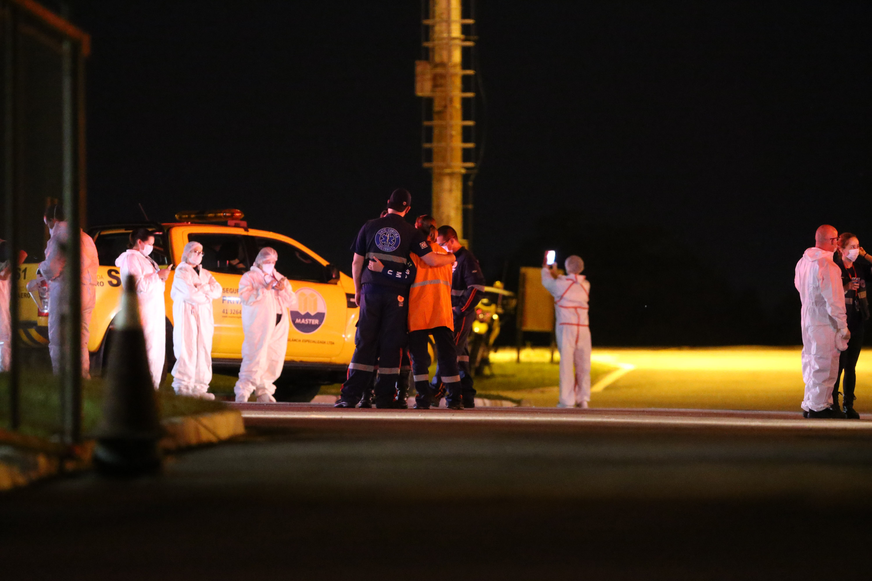 Manaus Covid O Governo do Paraná recebe 14 pacientes com Covid-19, neste domingo (31), transferidos de Manaus (AM), Região Norte do País. Apos o desembarque no Aeroporto Internacional Afonso Pena, em São José dos Pinhais, eles serão encaminhados para tratamento no Hospital do Rocio, em Campo Largo.31/01/2021 - Foto: Geraldo Bubniak/AEN