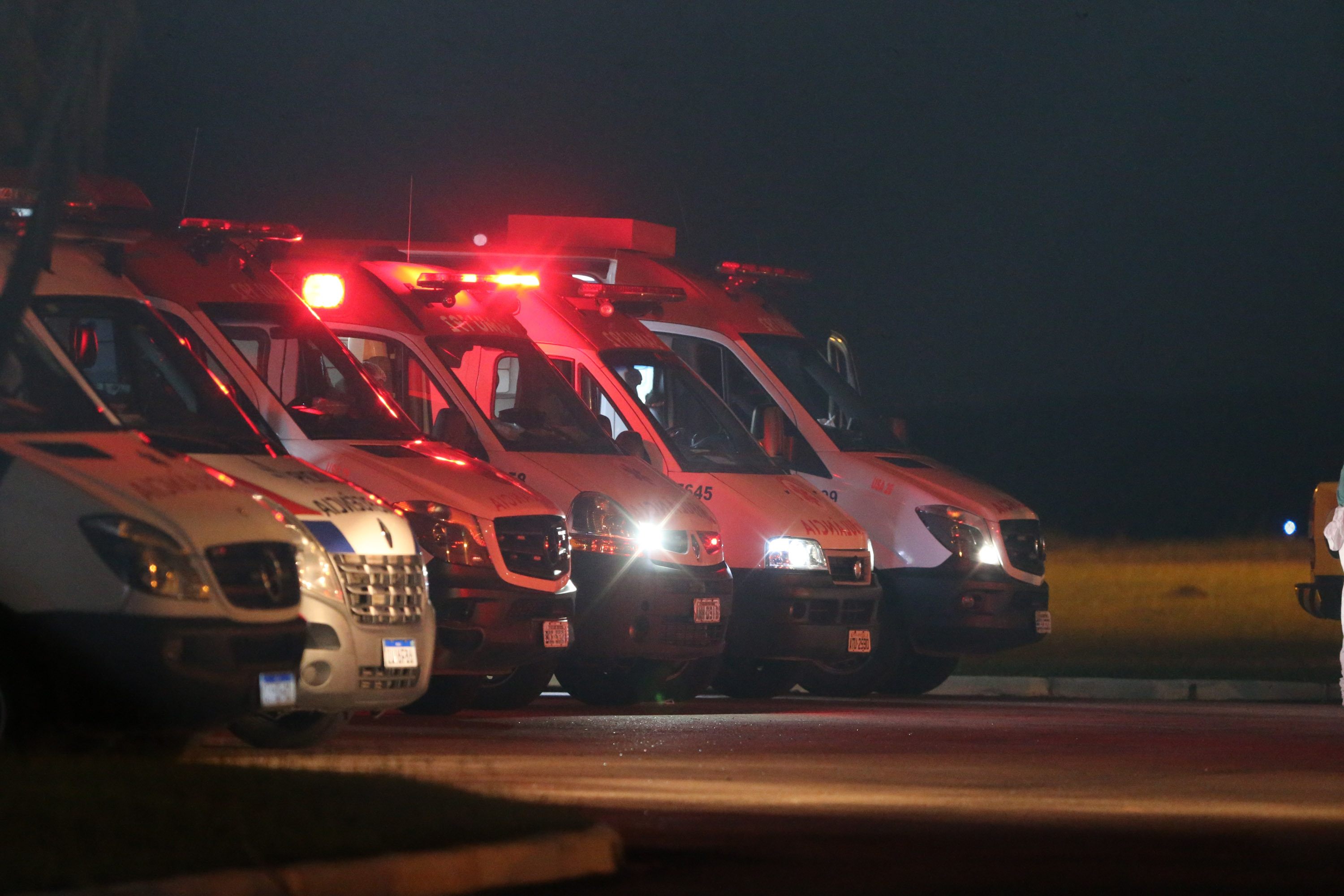 Manaus Covid O Governo do Paraná recebe 14 pacientes com Covid-19, neste domingo (31), transferidos de Manaus (AM), Região Norte do País. Apos o desembarque no Aeroporto Internacional Afonso Pena, em São José dos Pinhais, eles serão encaminhados para tratamento no Hospital do Rocio, em Campo Largo.31/01/2021 - Foto: Geraldo Bubniak/AEN