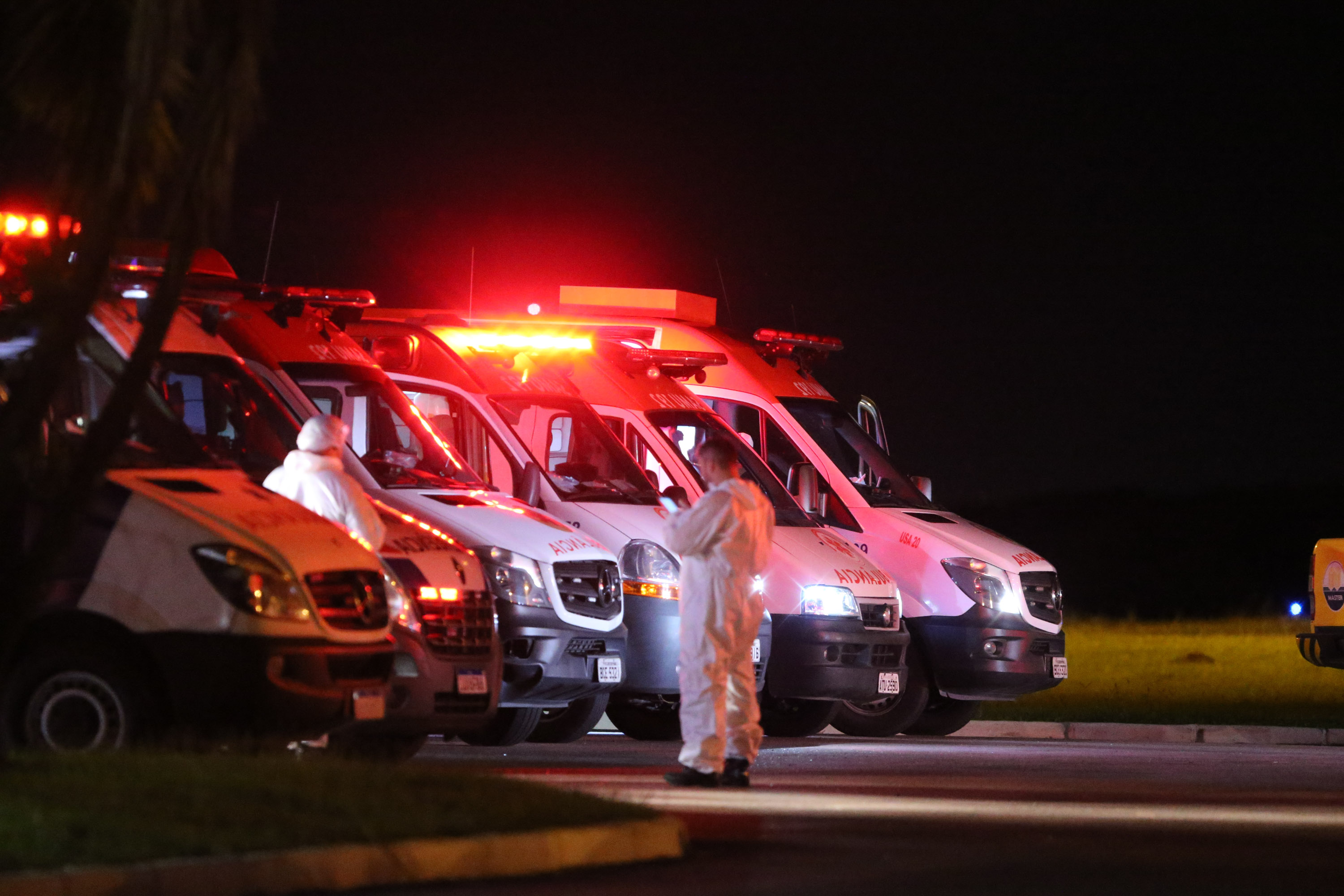 Manaus Covid O Governo do Paraná recebe 14 pacientes com Covid-19, neste domingo (31), transferidos de Manaus (AM), Região Norte do País. Apos o desembarque no Aeroporto Internacional Afonso Pena, em São José dos Pinhais, eles serão encaminhados para tratamento no Hospital do Rocio, em Campo Largo.31/01/2021 - Foto: Geraldo Bubniak/AEN