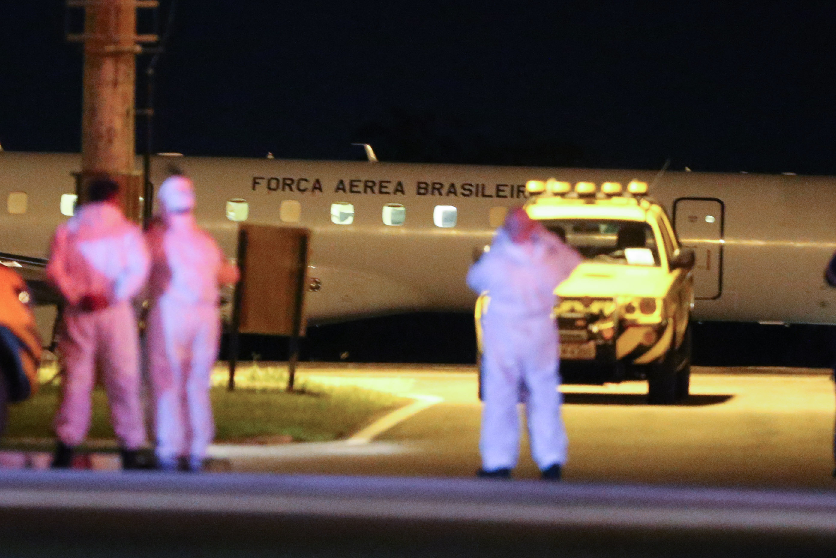 Manaus Covid O Governo do Paraná recebe 14 pacientes com Covid-19, neste domingo (31), transferidos de Manaus (AM), Região Norte do País. Apos o desembarque no Aeroporto Internacional Afonso Pena, em São José dos Pinhais, eles serão encaminhados para tratamento no Hospital do Rocio, em Campo Largo.31/01/2021 - Foto: Geraldo Bubniak/AEN
